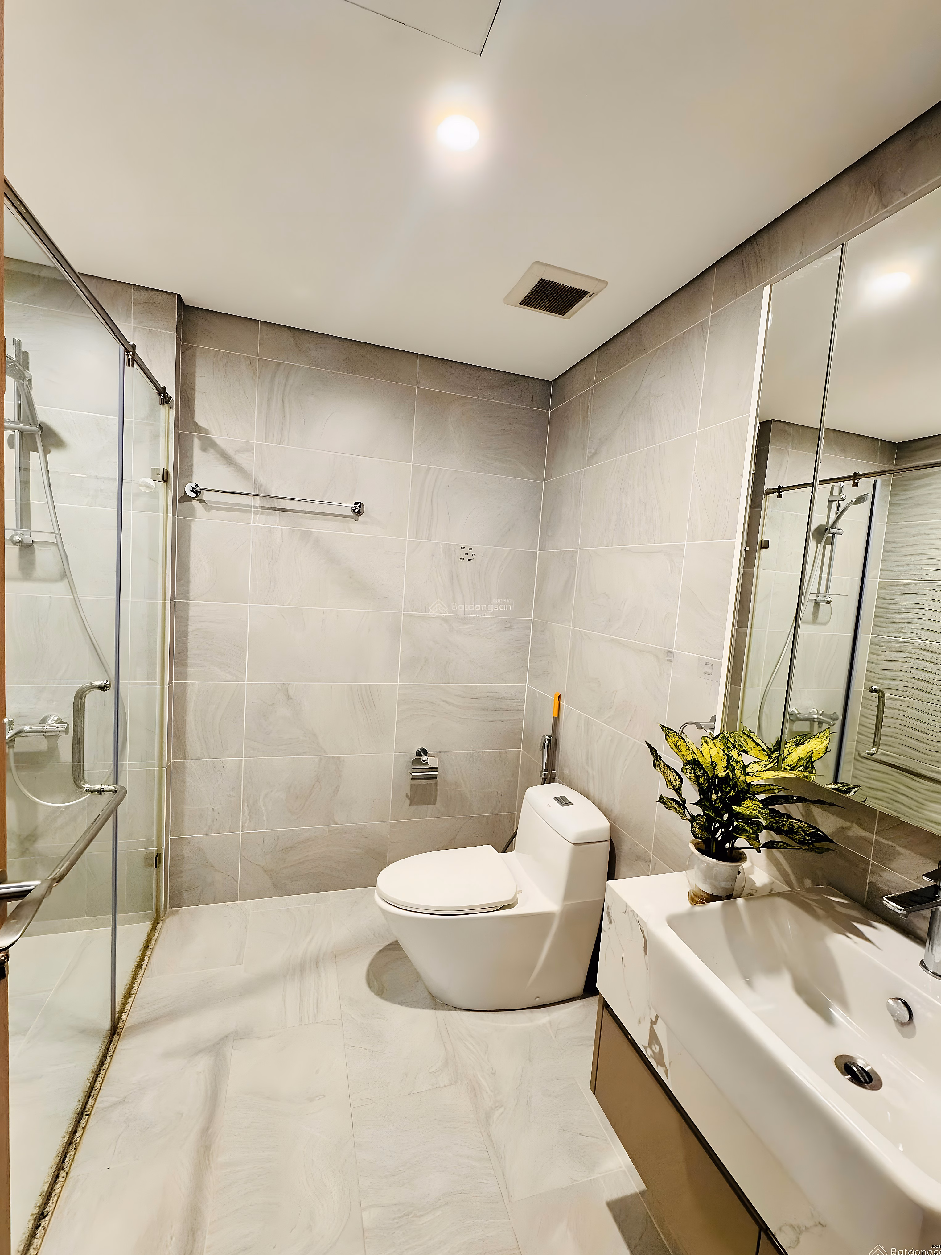 Owner offers to sell 2BR + 2VS apartment at The Tonkin, price: 5.7 billion, area: 64.7 m2, middle floor, nice view