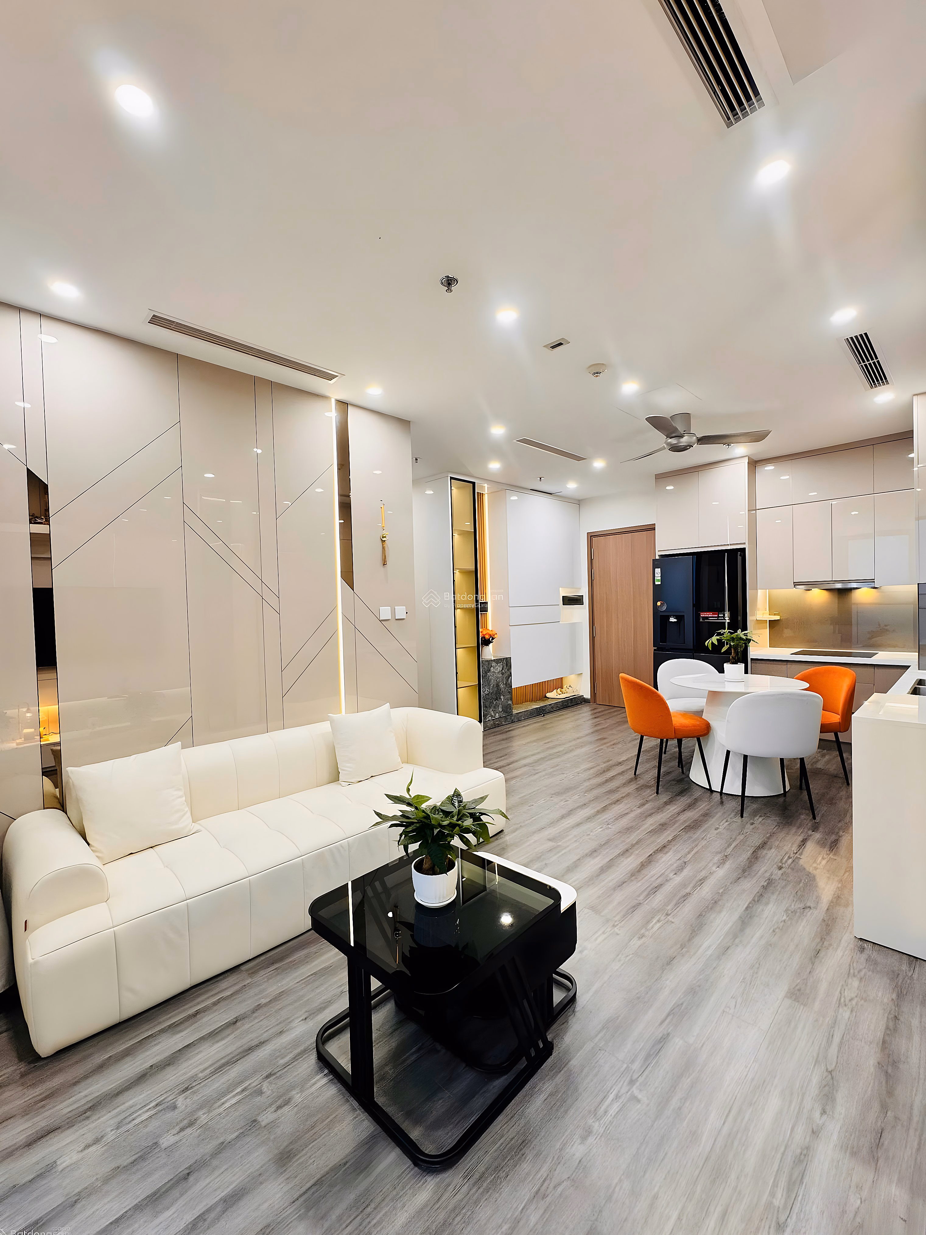 Owner offers to sell 2BR + 2VS apartment at The Tonkin, price: 5.7 billion, area: 64.7 m2, middle floor, nice view