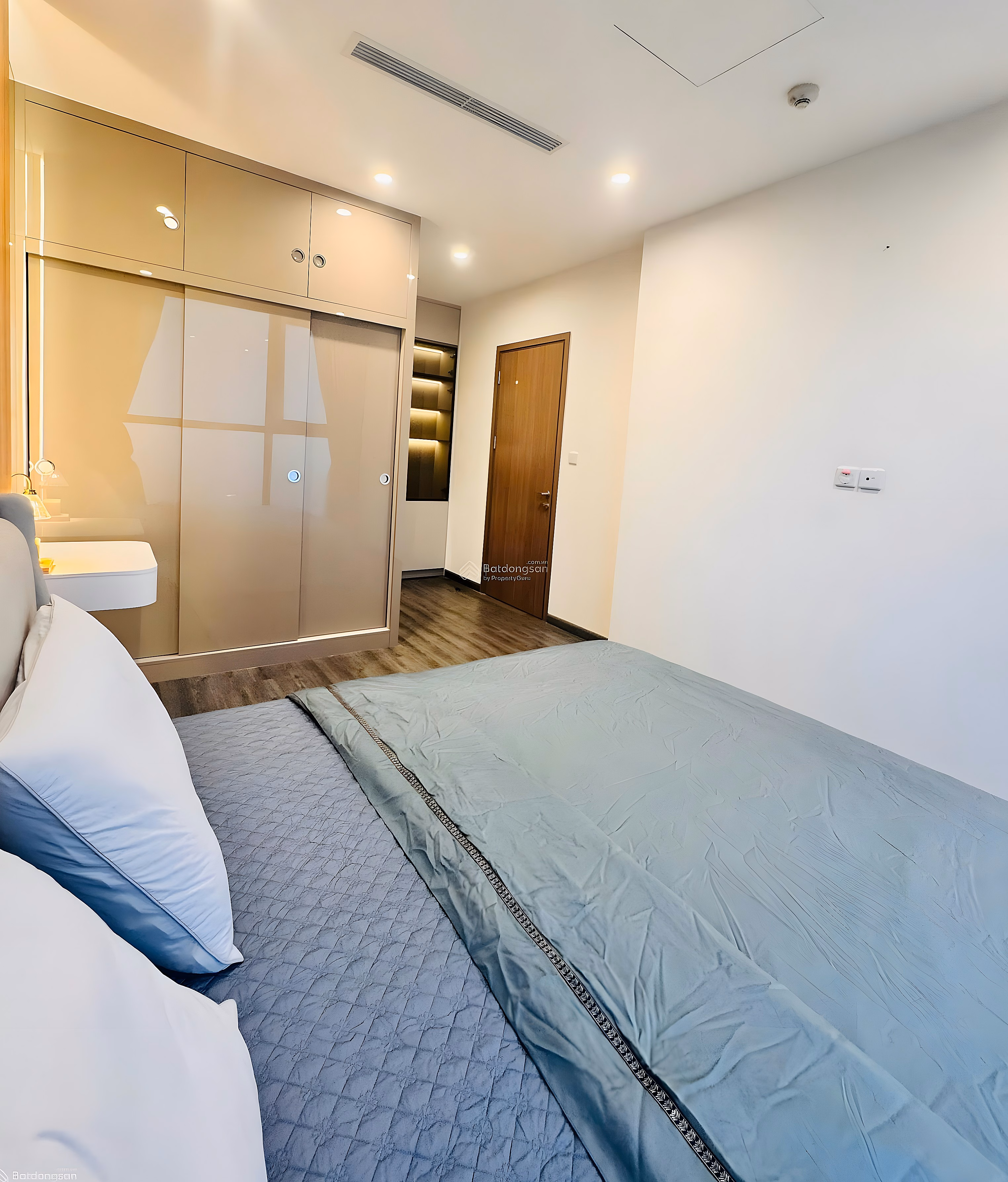 Owner offers to sell 2BR + 2VS apartment at The Tonkin, price: 5.7 billion, area: 64.7 m2, middle floor, nice view