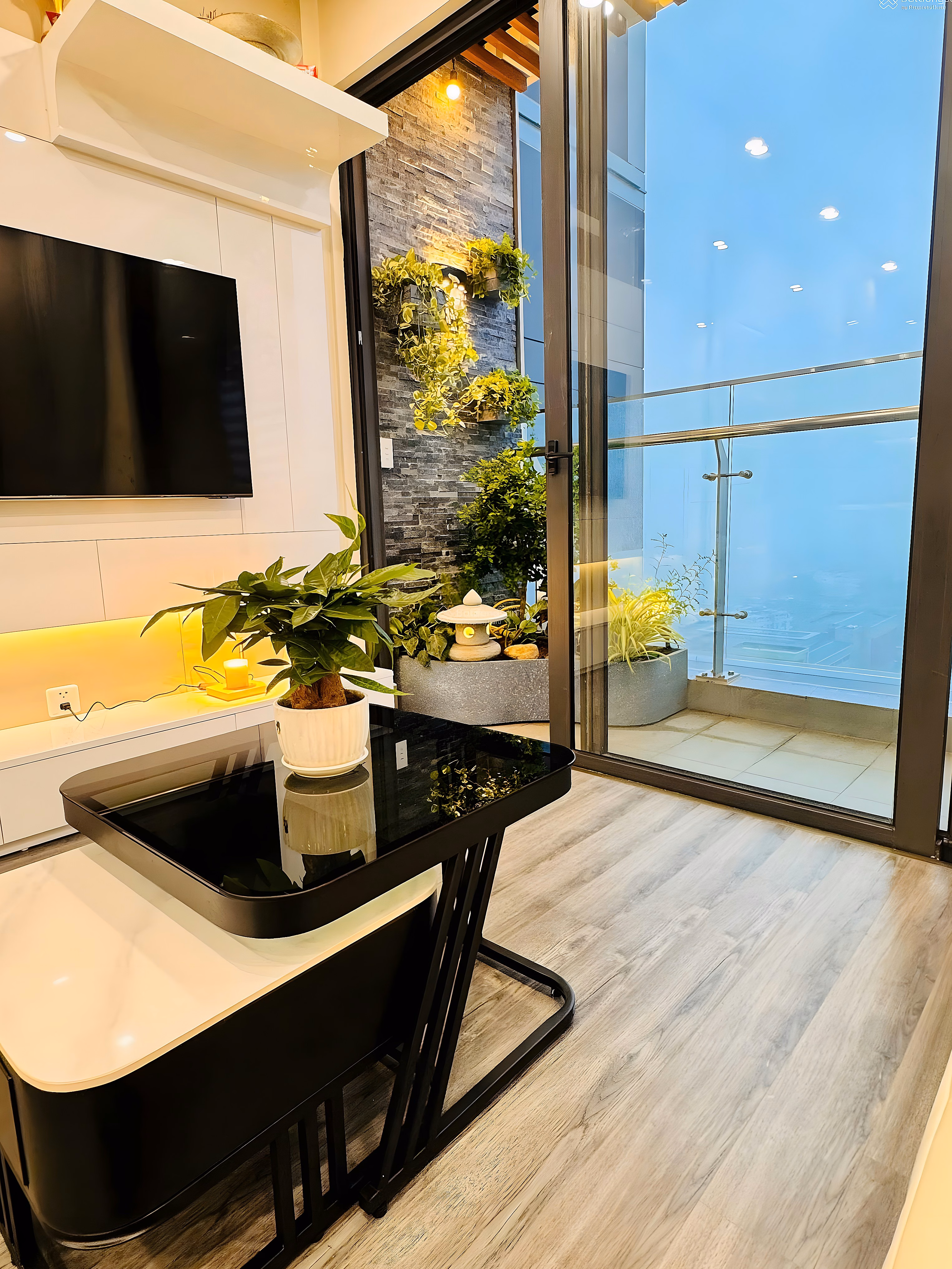 Owner offers to sell 2BR + 2VS apartment at The Tonkin, price: 5.7 billion, area: 64.7 m2, middle floor, nice view