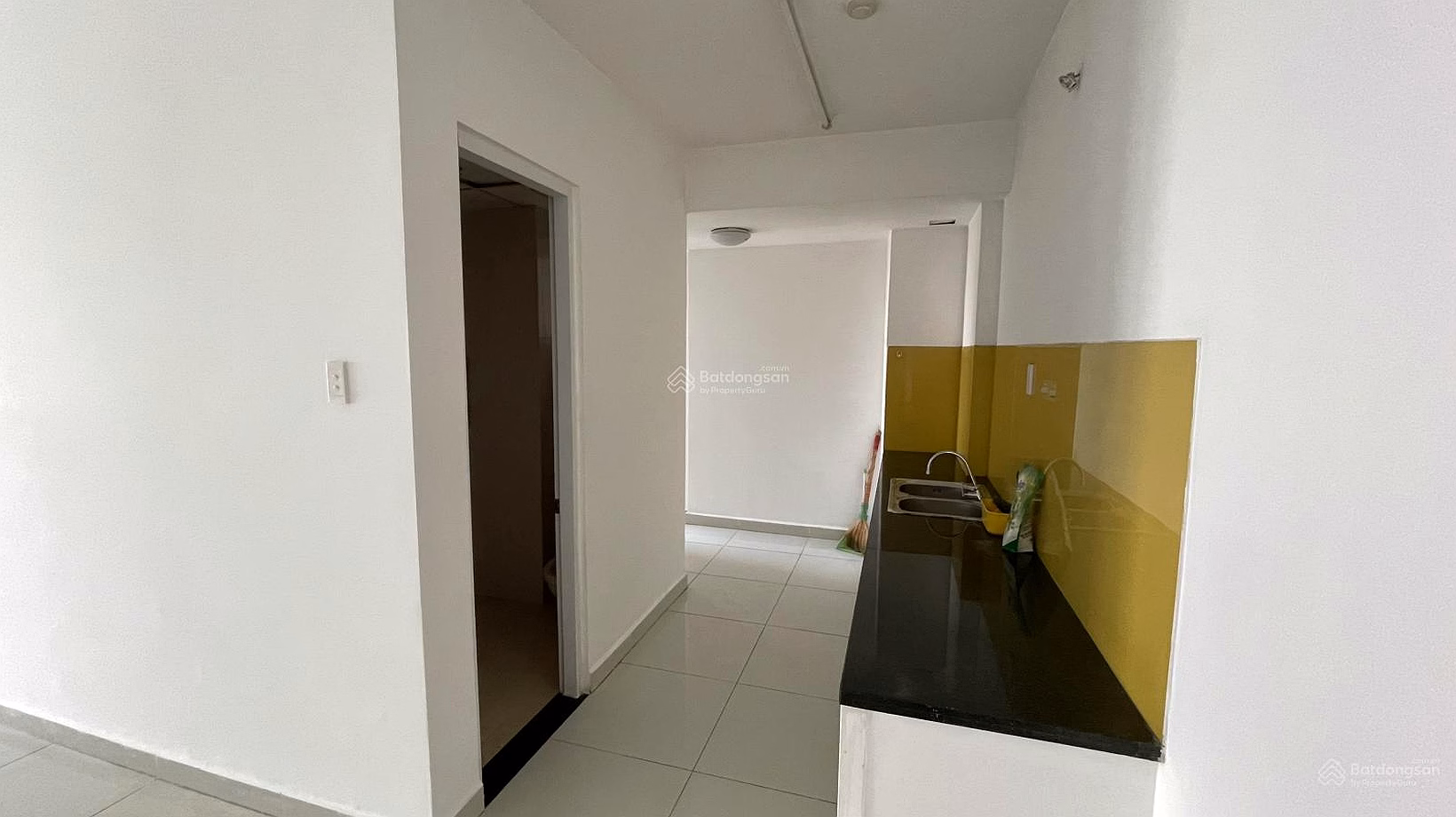 Selling 62m2 apartment at 8X Plus, middle floor with North view, price 2.9 billion. The house has a pink book