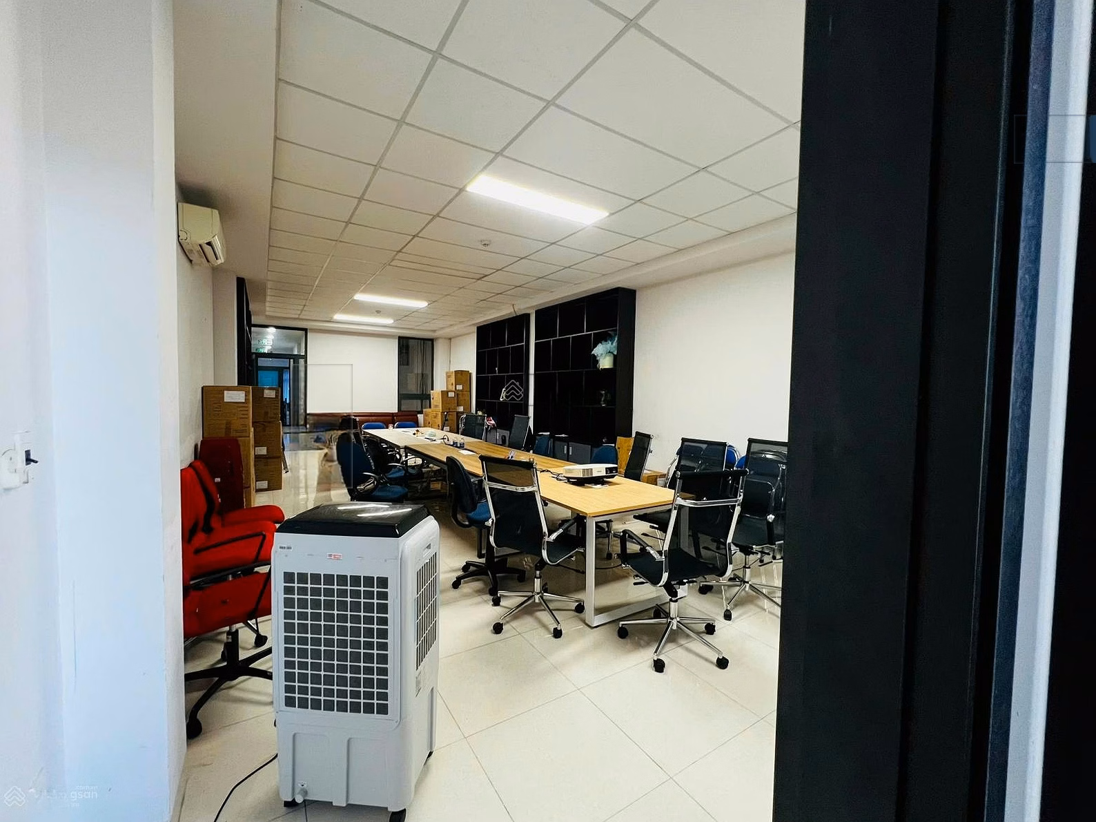 Fully furnished office for rent, free of charge with all package services in the center of Da Nang city