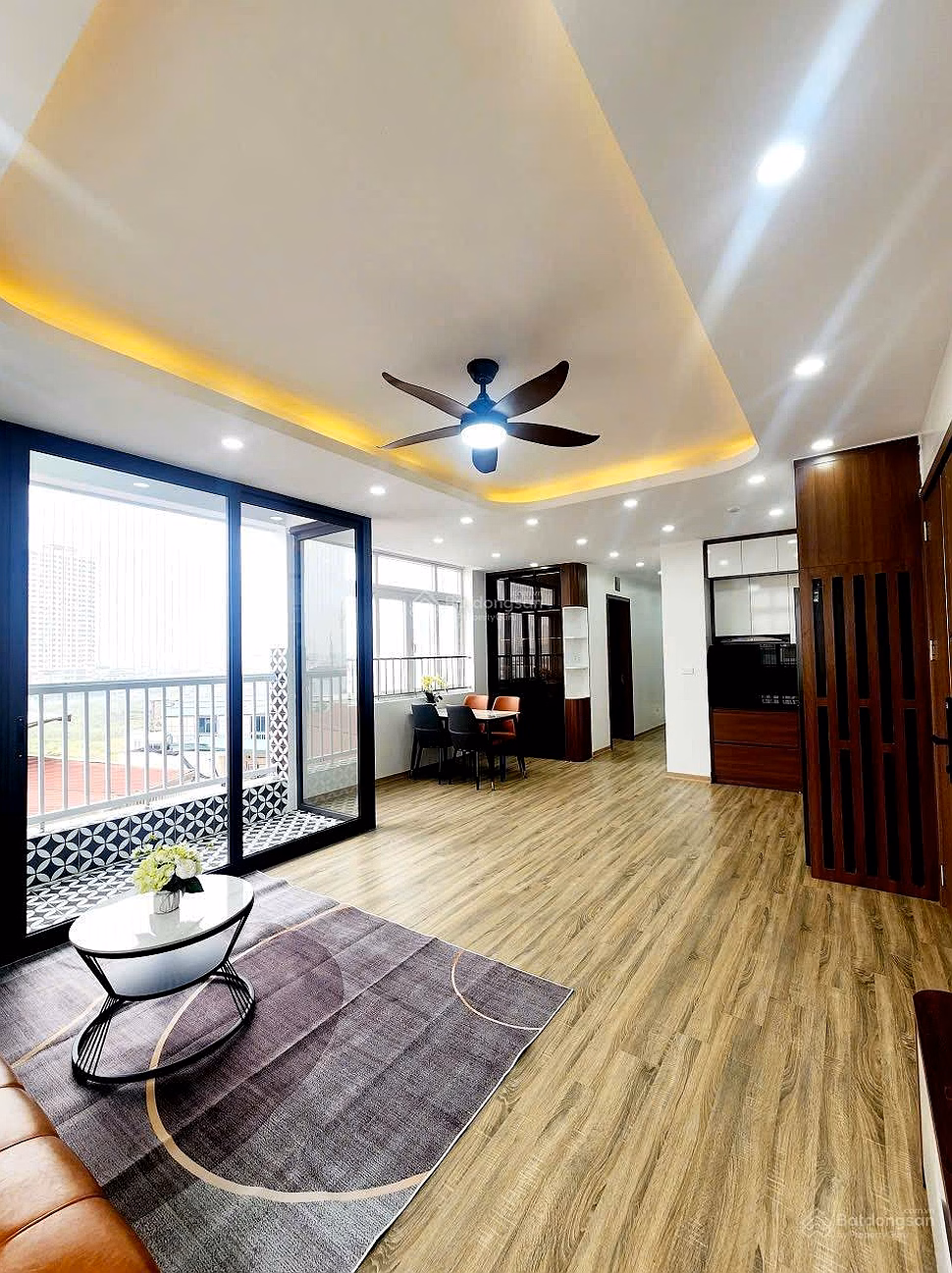 Selling a 3 bedroom apartment nearly 100m2, Hoang Mai, apartment at 1277 Giai Phong. Price 6.9 billion. Contact 0915 057 ***