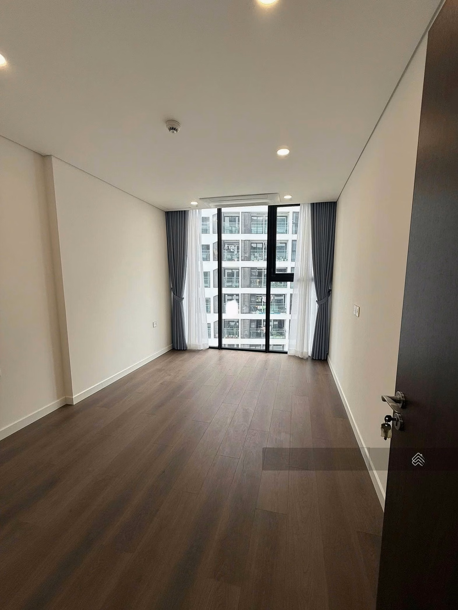 Outstanding affordable rental apartment fund Sunshine Green Iconic Long Bien - E Cuong 0976 044 ***