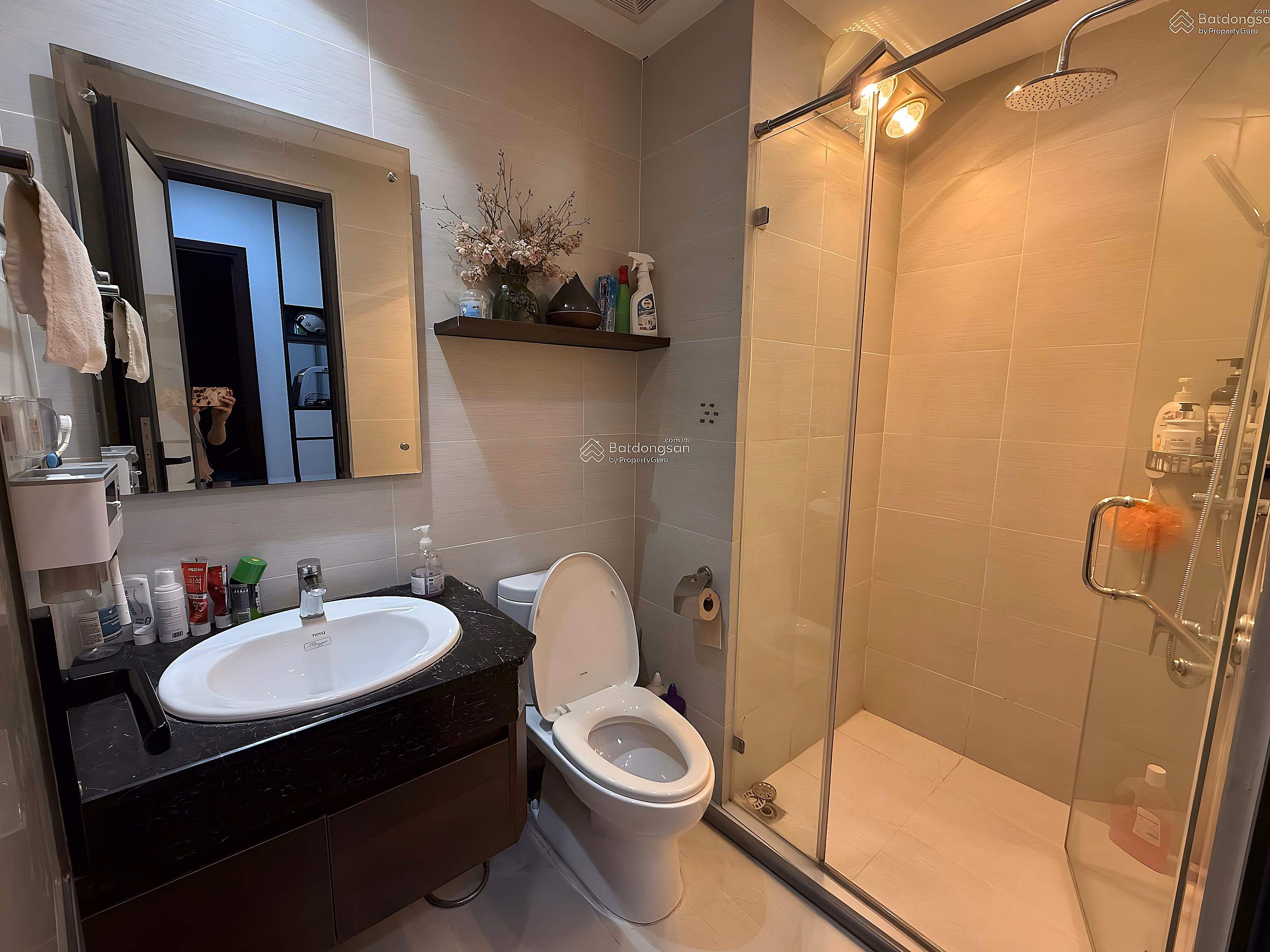 Selling 2-bedroom apartment, beautifully furnished, 68m2, price 5.8 billion CC Green Stars 234 Pham Van Dong