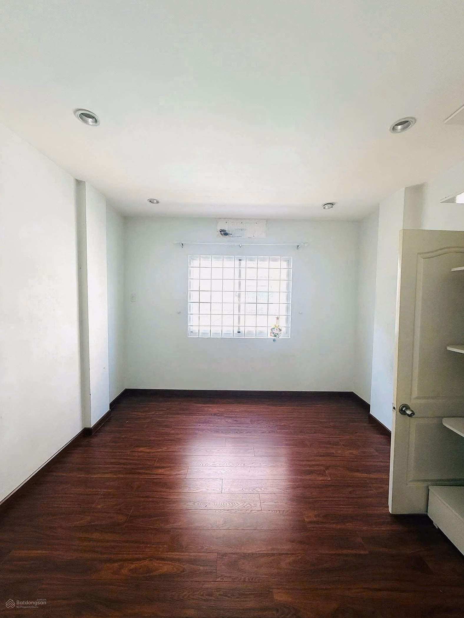 Urgent sale Apartment Ngo Quyen, District 5, staircase area, with Red Book, 69m2 2BRs-1WC, central location