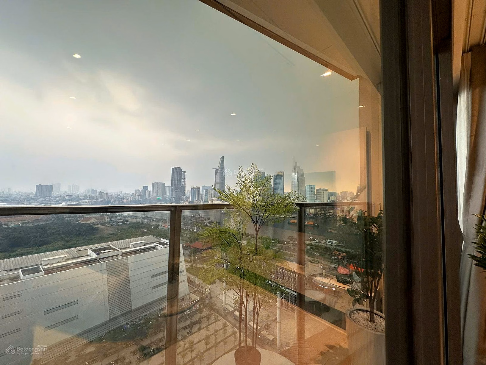 Quick sale of the only remaining large 2-bedroom apartment at Opera Thu Thiem with river view in District 1