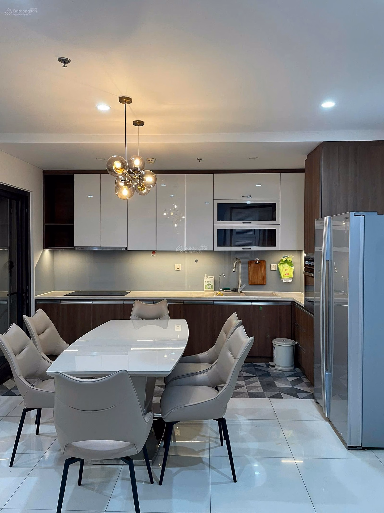 Selling a 2 bedroom apartment with beautiful sunset view on the middle floor