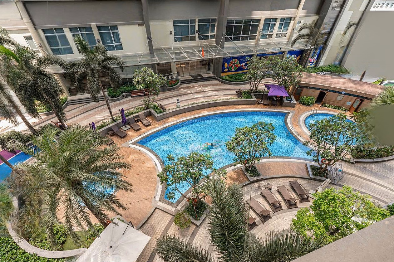 Selling a 1-bedroom apartment with cool green resort view and pink book available in Vinhomes Central Park