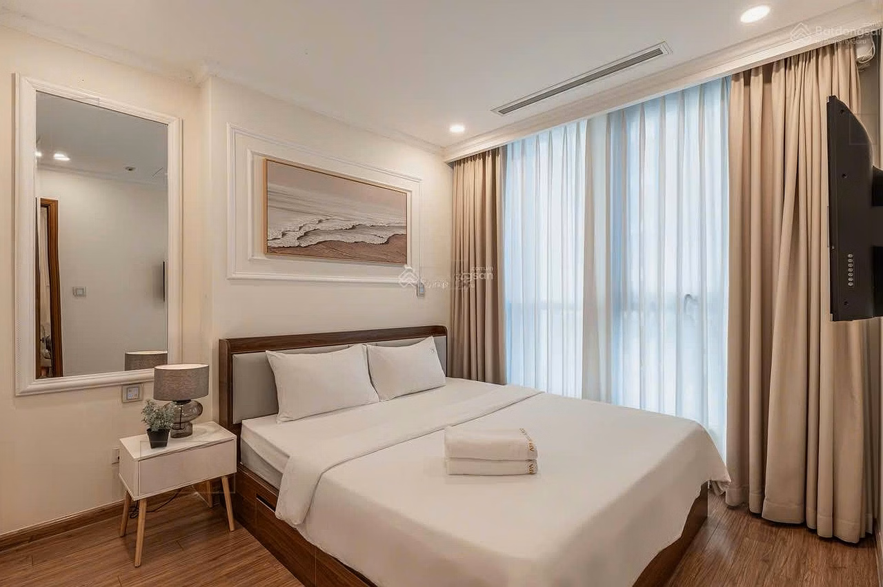 Selling a 1-bedroom apartment with cool green resort view and pink book available in Vinhomes Central Park