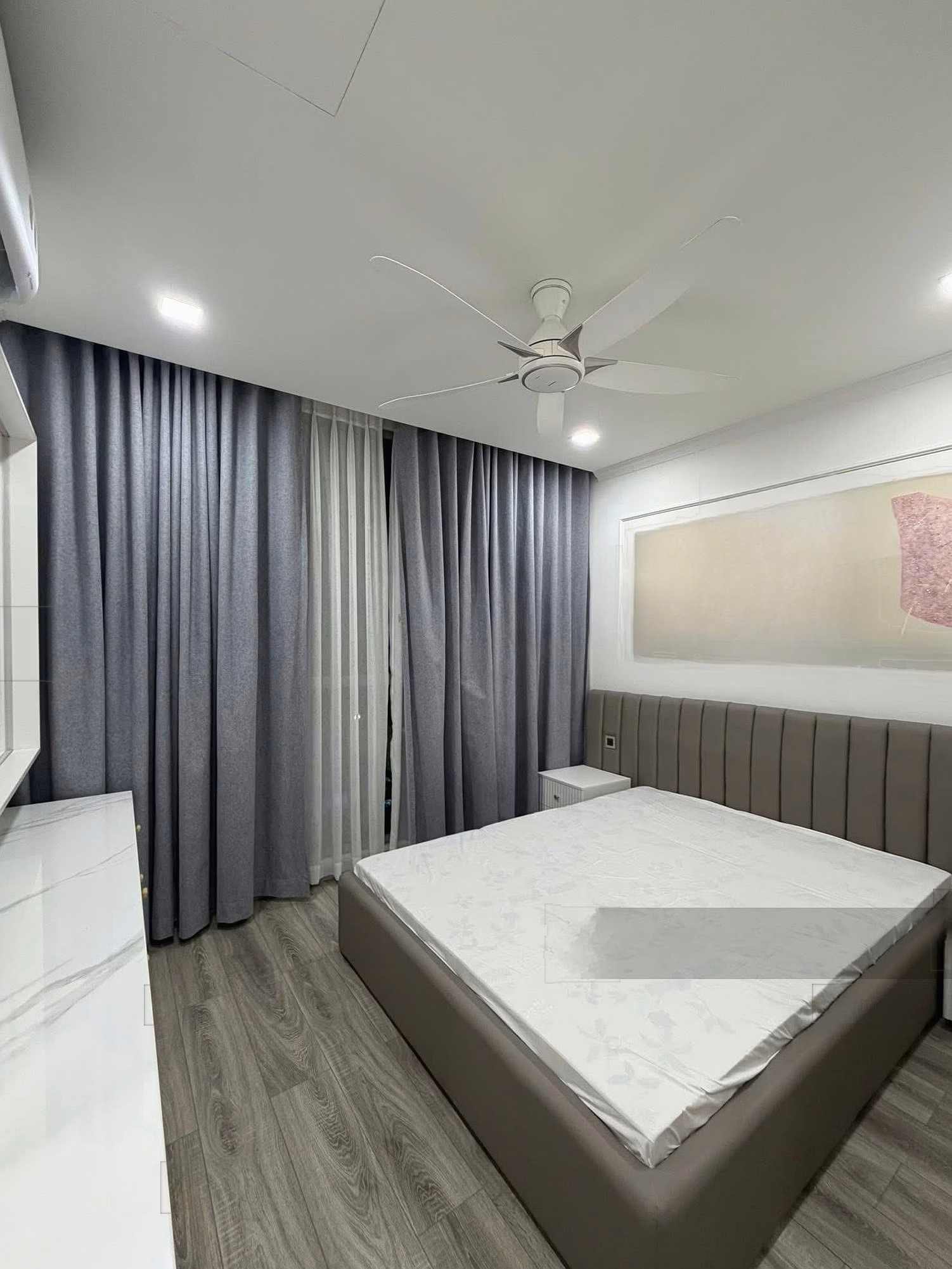 Urgent sale of 2 bedrooms Vinhomes - 92m2, very airy, with pink book***