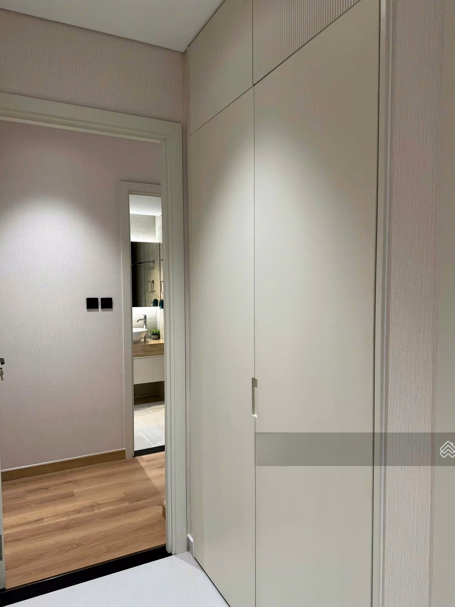 Urgent sale of 4-bedroom apartment in Vinhomes Central Park, full of high-end furniture. Contact Khanh Huyen 0901 692 ***