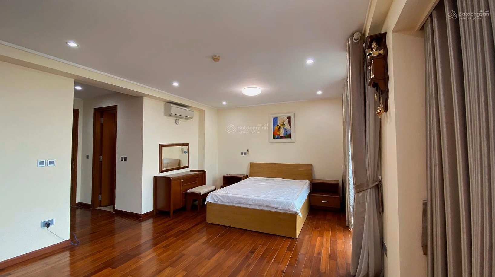 Selling VIP corner apartment on high floor, L1 L2 building, Ciputra, Hanoi, super good price