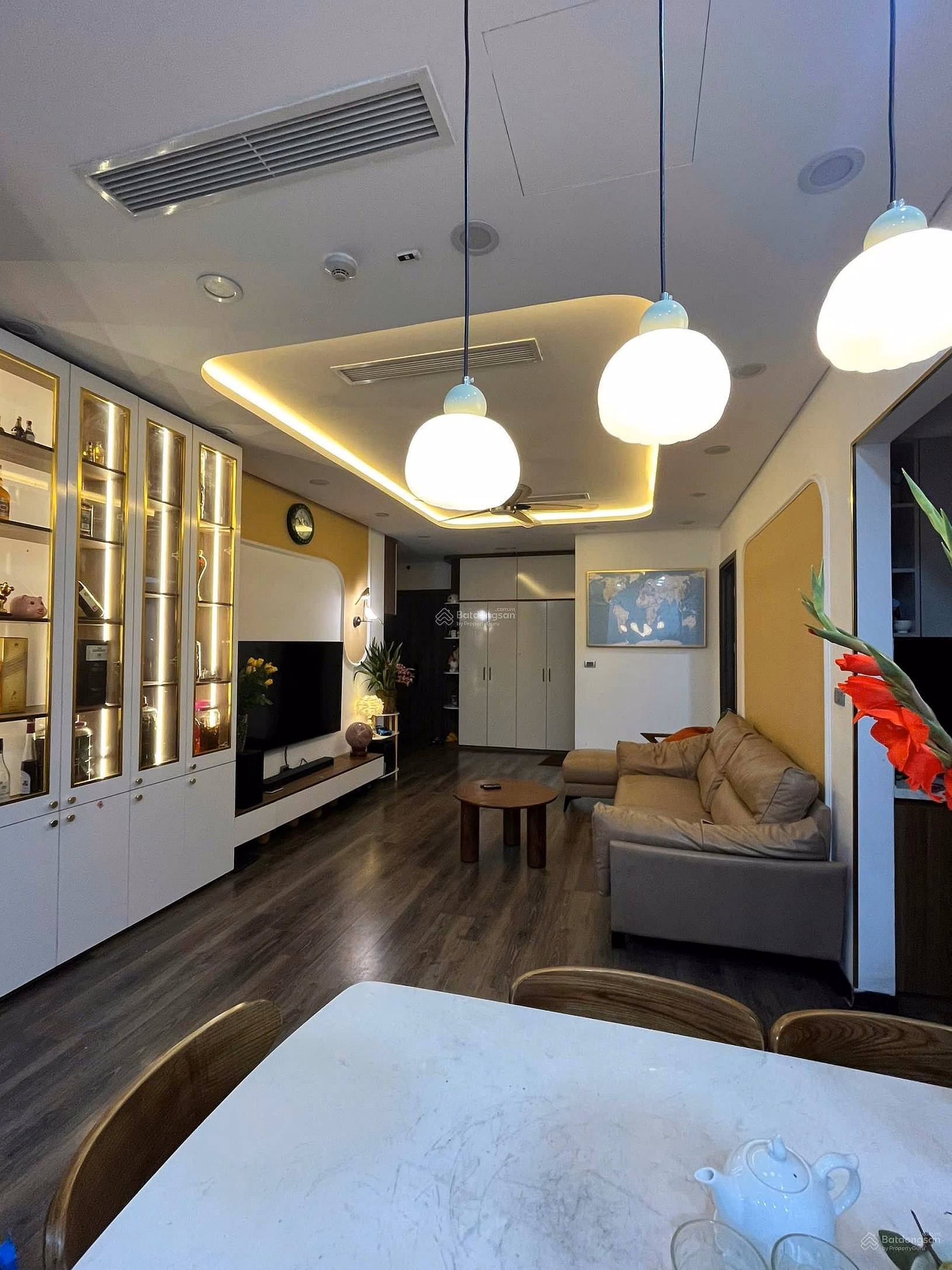 The owner sells a 3N apartment with full furniture, 11th floor, PHC apartment 158 ​​Nguyen Son O9O2248II5, price 9.4 billion