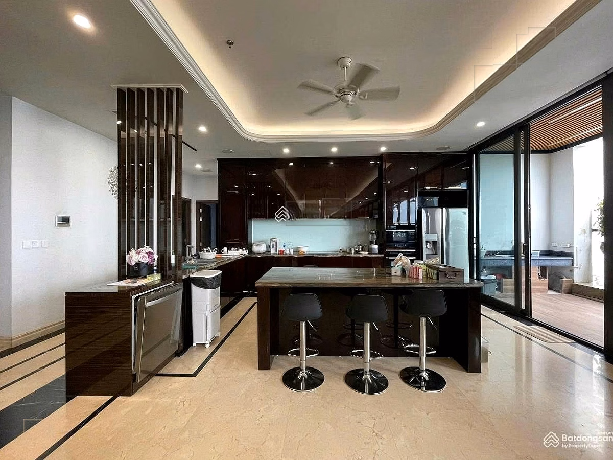 One of the few Penhouse apartments for sale at Aqua Central, very good price with beautiful view of the Red River