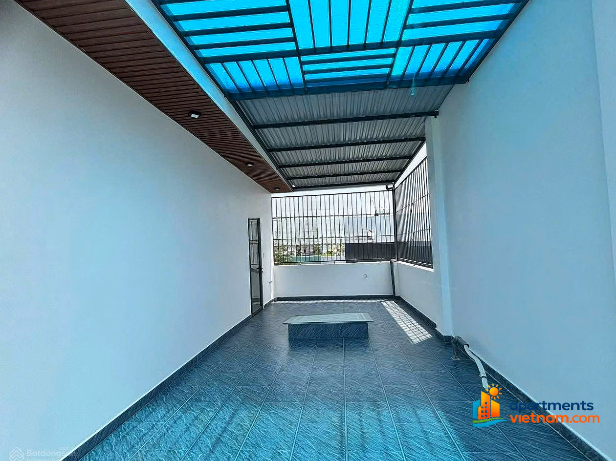 A 3-storey house with an asphalt road, close to the beach and market about 50m, and has a convenient downstairs bedroom