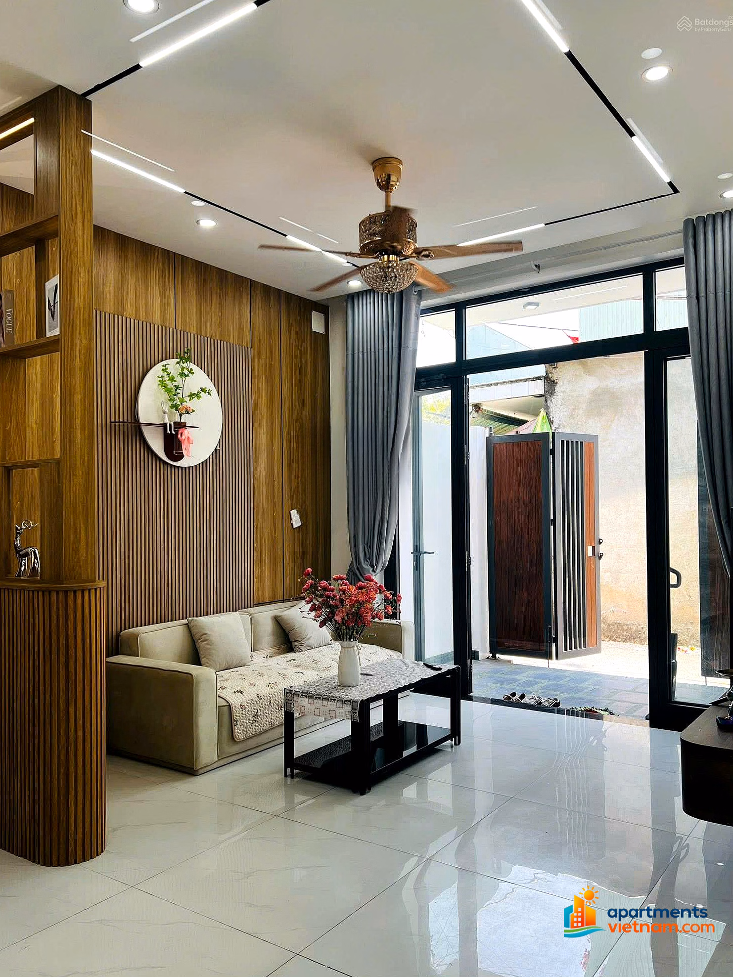 A 3-storey house with an asphalt road, close to the beach and market about 50m, and has a convenient downstairs bedroom