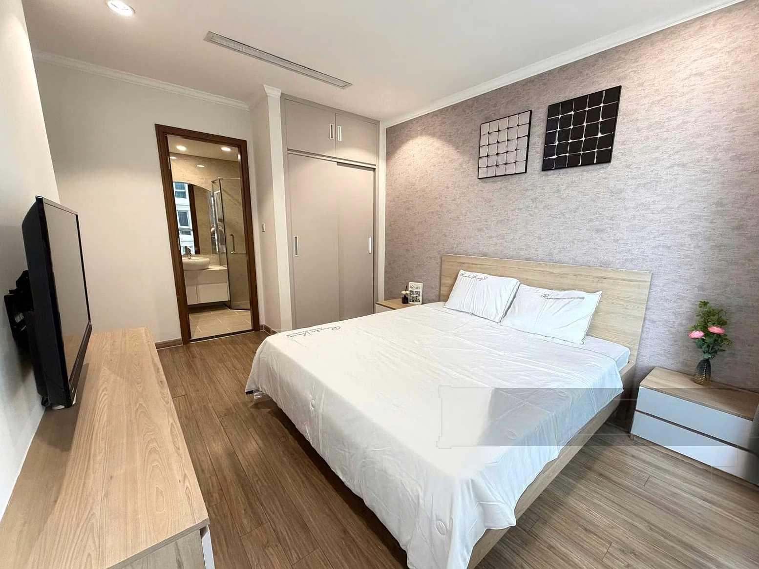 Vinhomes Central Park 2-bedroom apartment for sale with pink book and beautiful pool view