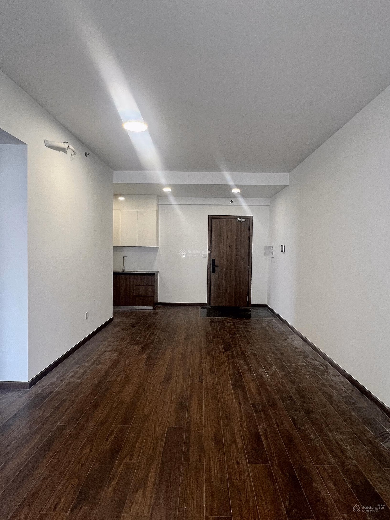 The owner offers to sell the 3-bedroom apartment 97m2 Akari P2. 100% new house, pink book available, bank loan support