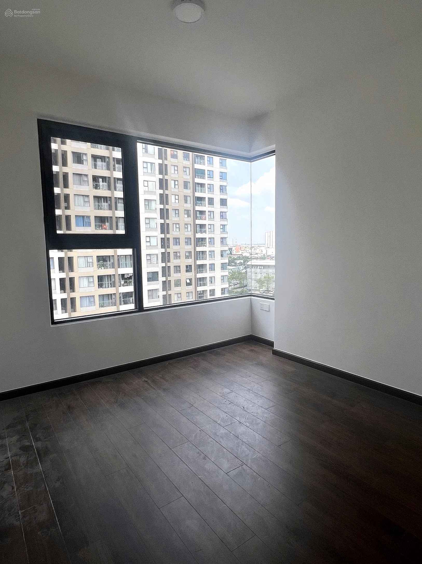 The owner offers to sell the 3-bedroom apartment 97m2 Akari P2. 100% new house, pink book available, bank loan support