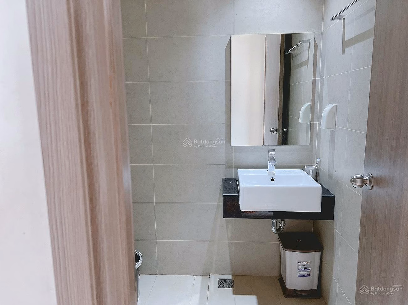 Selling 2 bedroom - 2 bathroom apartment, H3 Hoang Dieu, 5 billion, 76 m2, super bargain price***