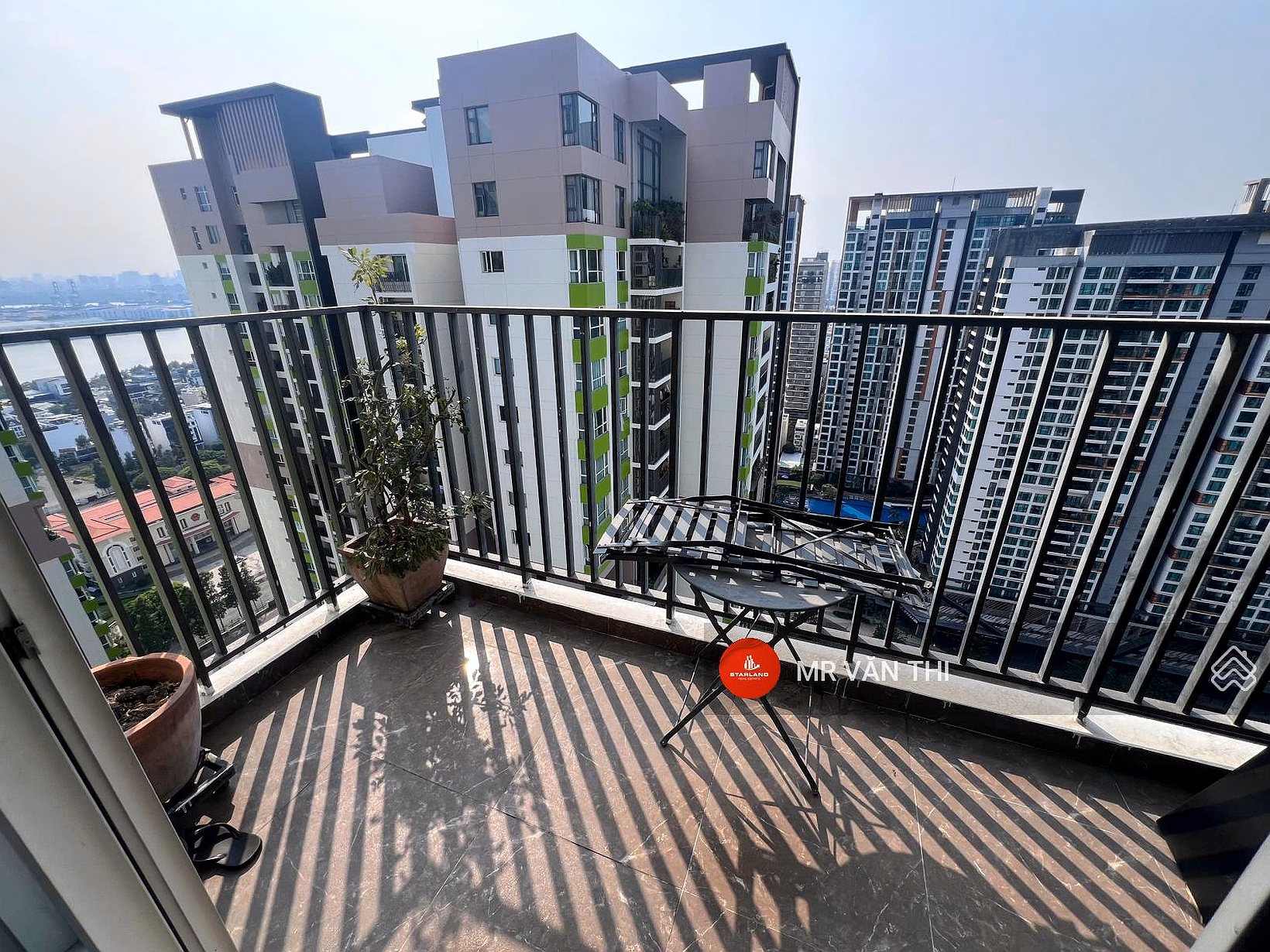 Shocking 2 bedroom Vista Verde with huge area - sold quickly for 8.3 billion with view of SG river swimming pool (corner unit)