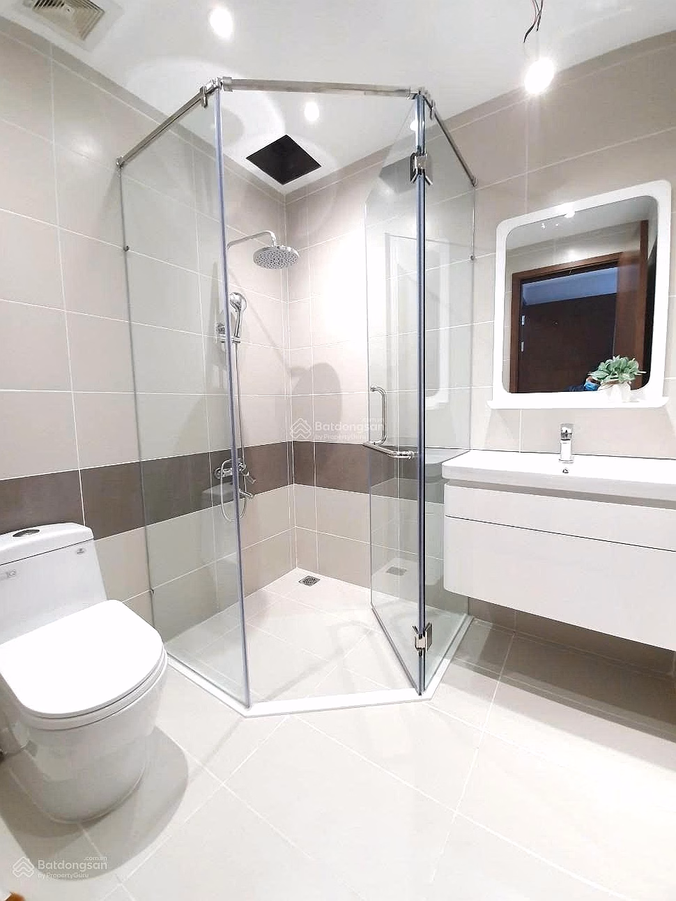 Central floor apartment for sale Golden Mansion - Novaland 2 bedrooms 2 bathrooms 5.9 billion 69m2 soon to have pink book 0932 622 ***