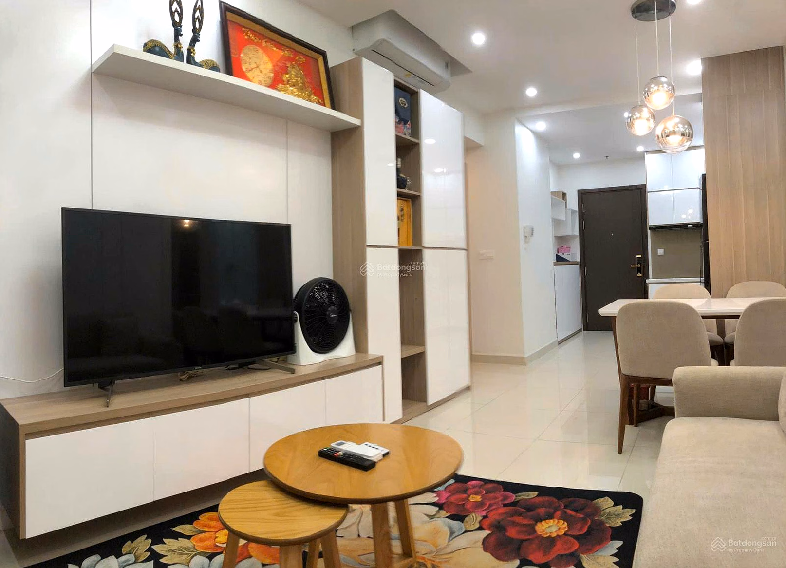 The owner is selling CH Au Co Tower 3 bedrooms, 2 bathrooms, beautiful interior, notarized pink book. Real price: 4.05 billion and TL reduced