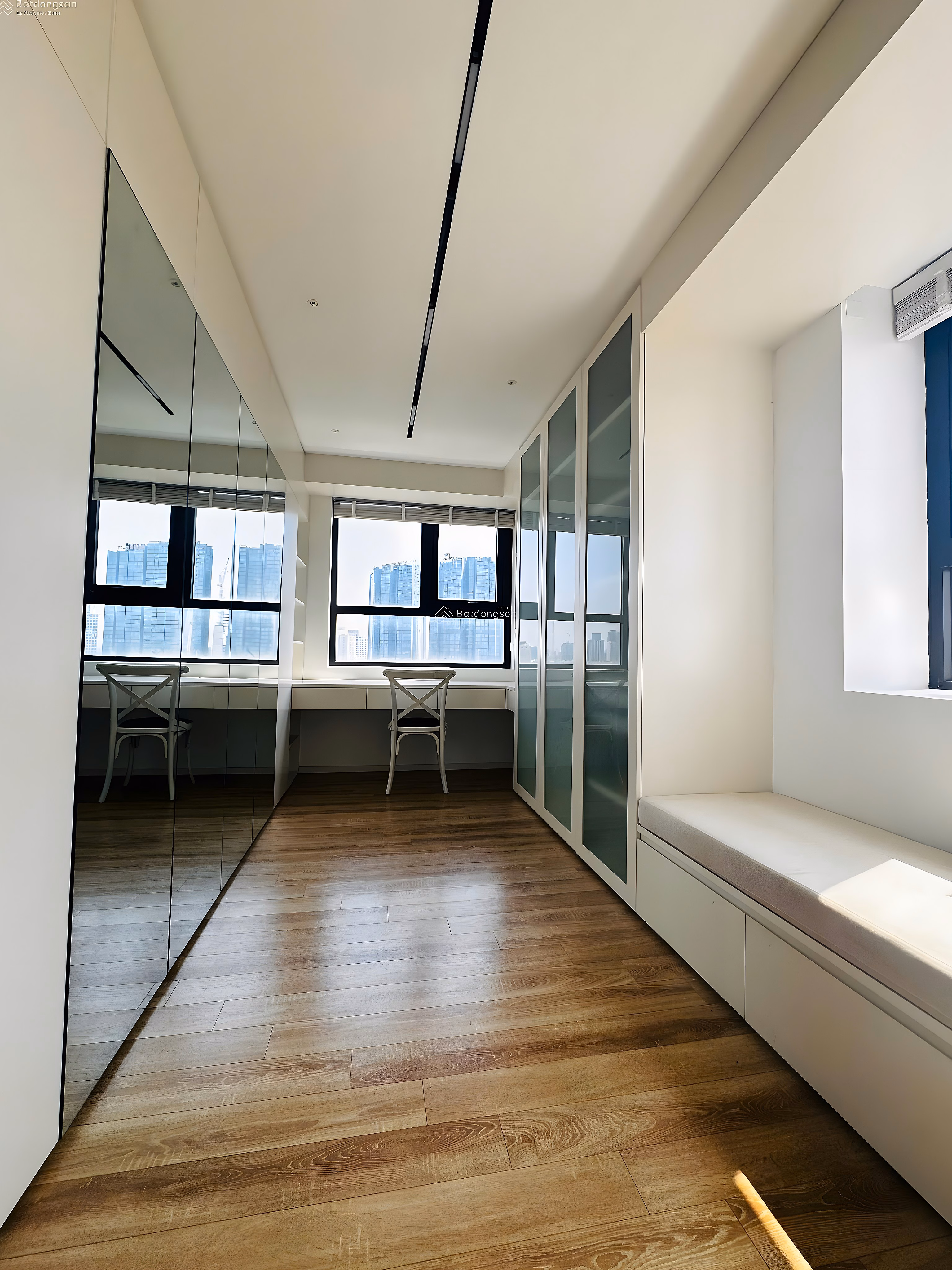 Tay Ho Riverview corner apartment 91.97m2 Panorama view of the Red River, ideal bookcase space