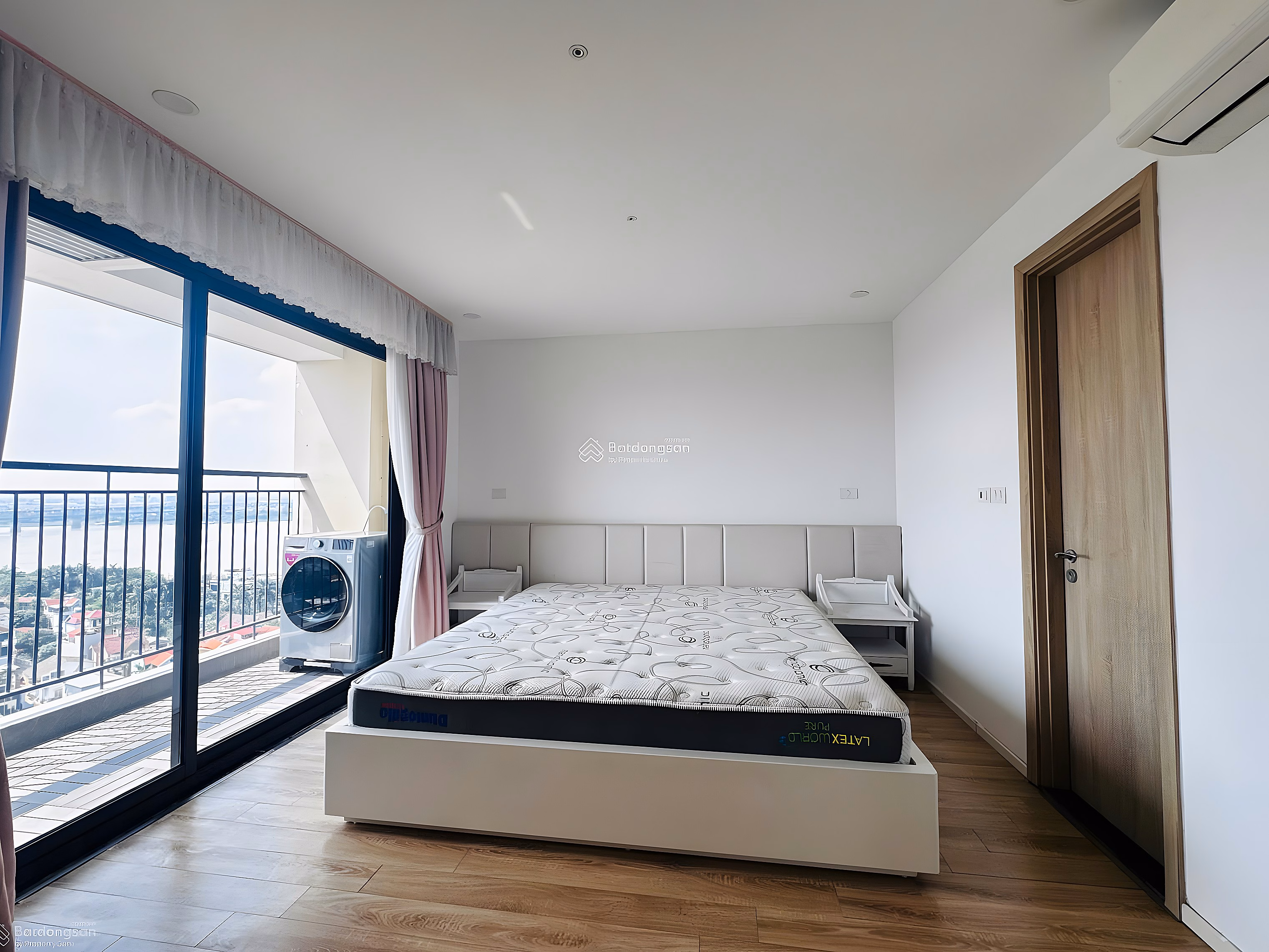 Tay Ho Riverview corner apartment 91.97m2 Panorama view of the Red River, ideal bookcase space