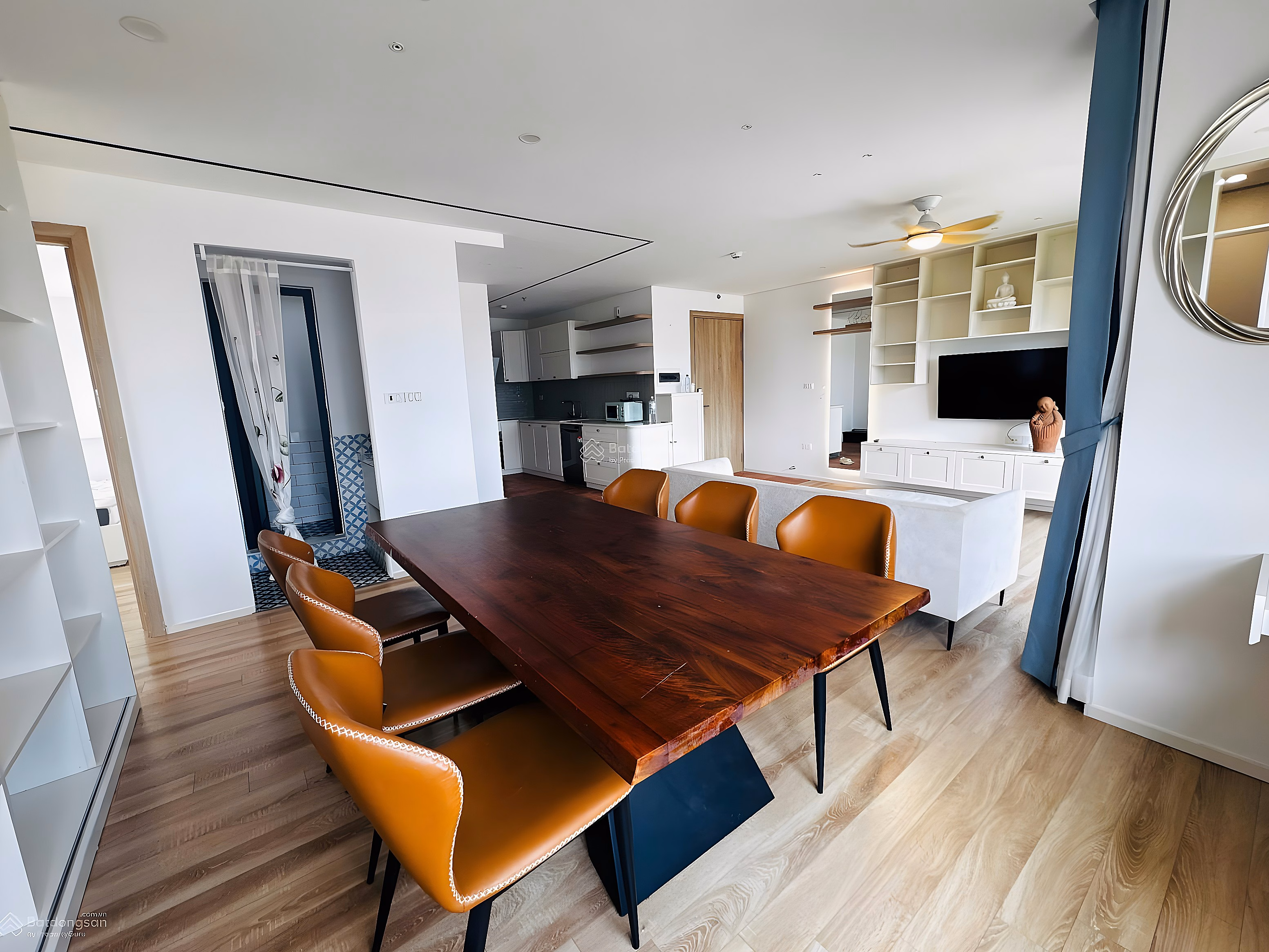 Tay Ho Riverview corner apartment 91.97m2 Panorama view of the Red River, ideal bookcase space