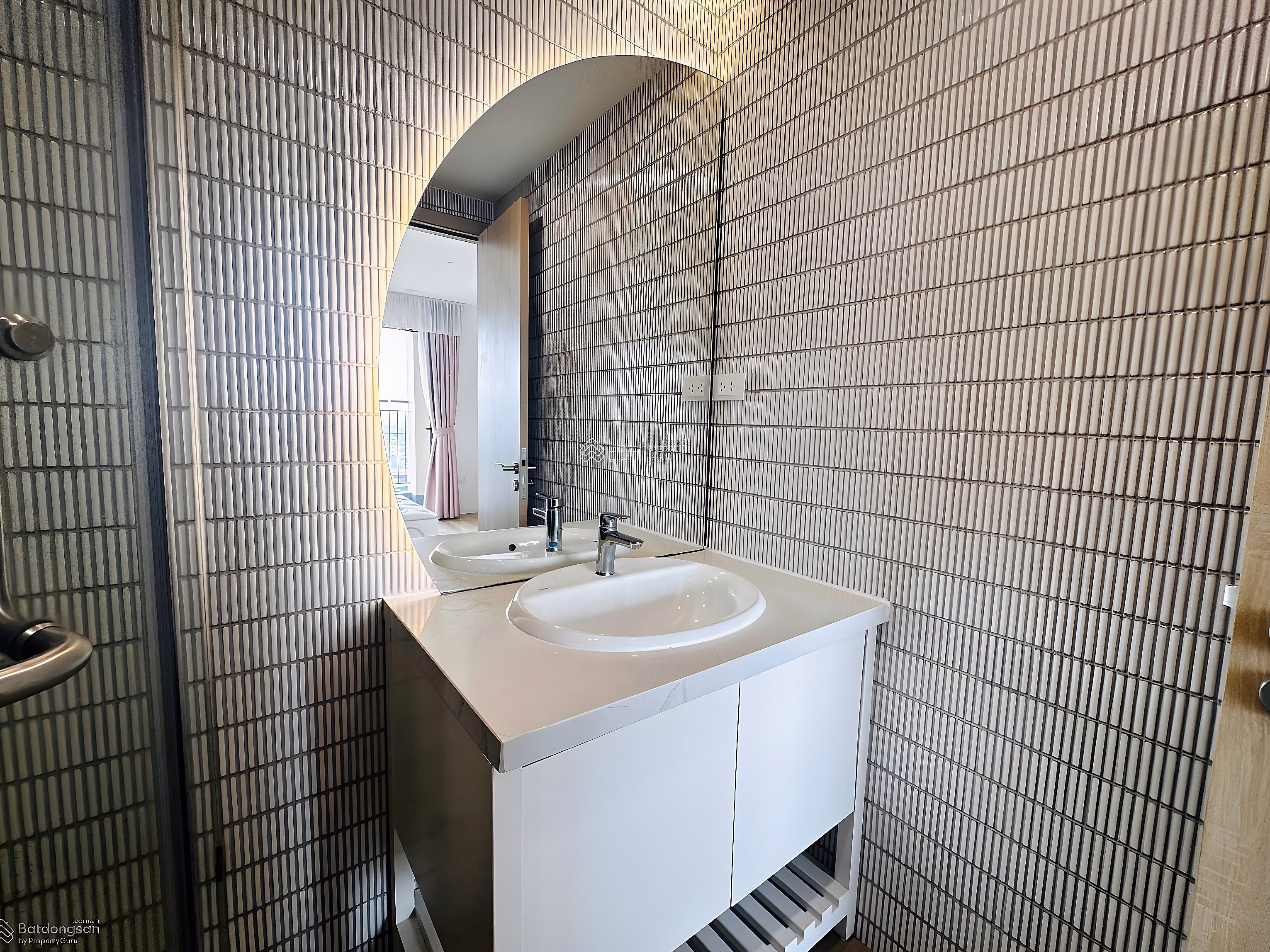 Tay Ho Riverview corner apartment 91.97m2 Panorama view of the Red River, ideal bookcase space
