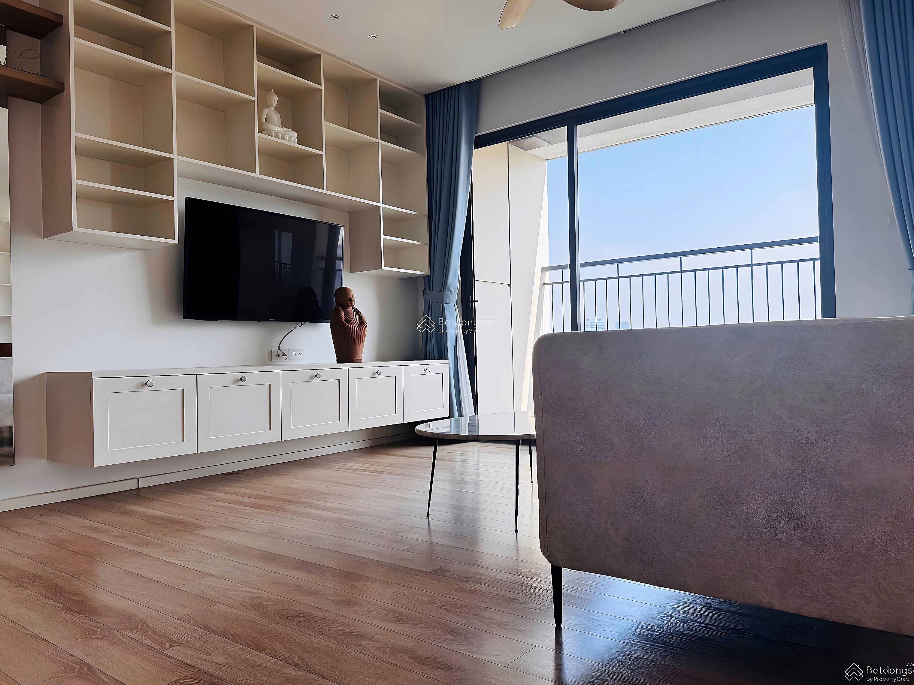 Tay Ho Riverview corner apartment 91.97m2 Panorama view of the Red River, ideal bookcase space