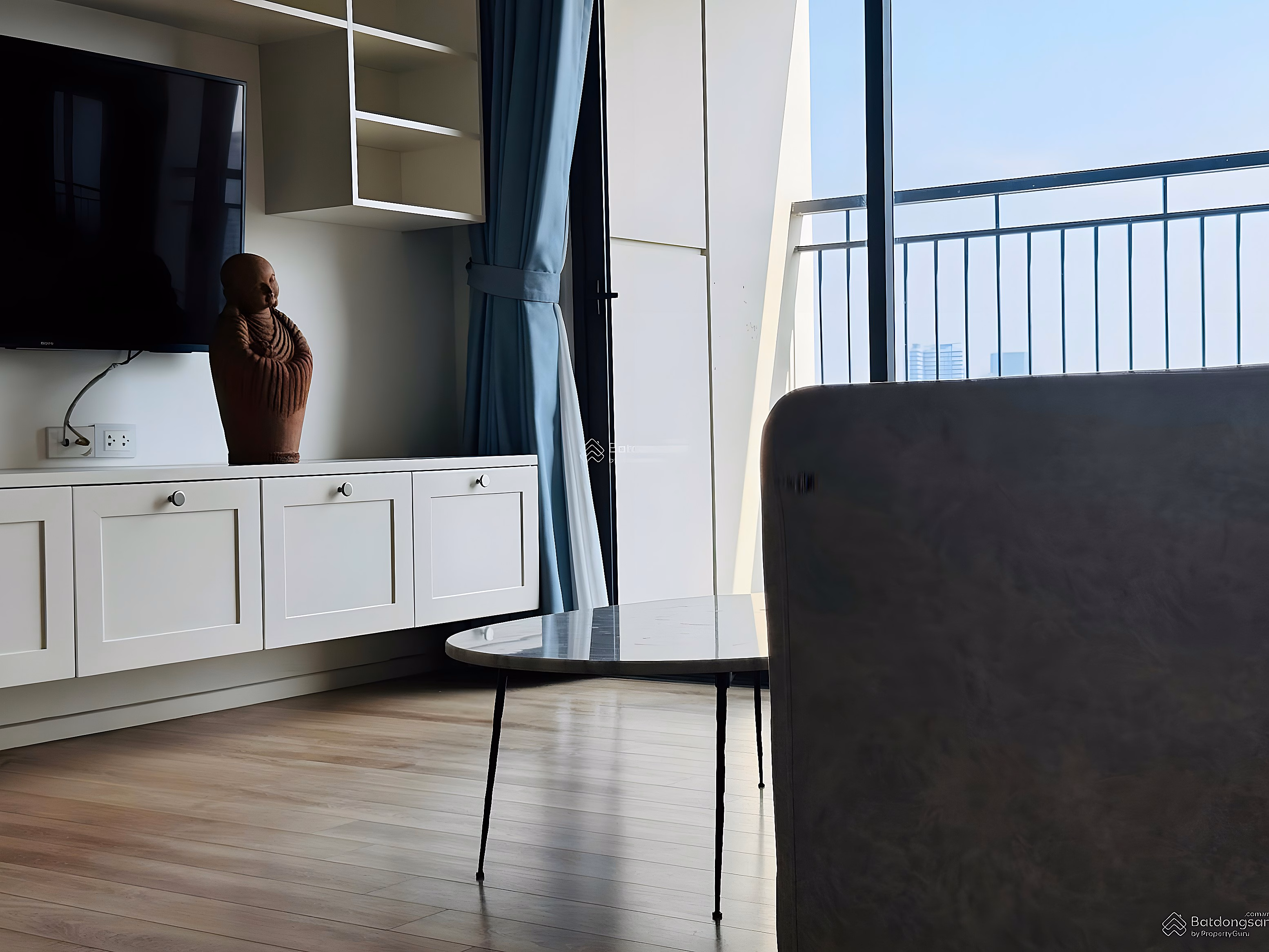 Tay Ho Riverview corner apartment 91.97m2 Panorama view of the Red River, ideal bookcase space