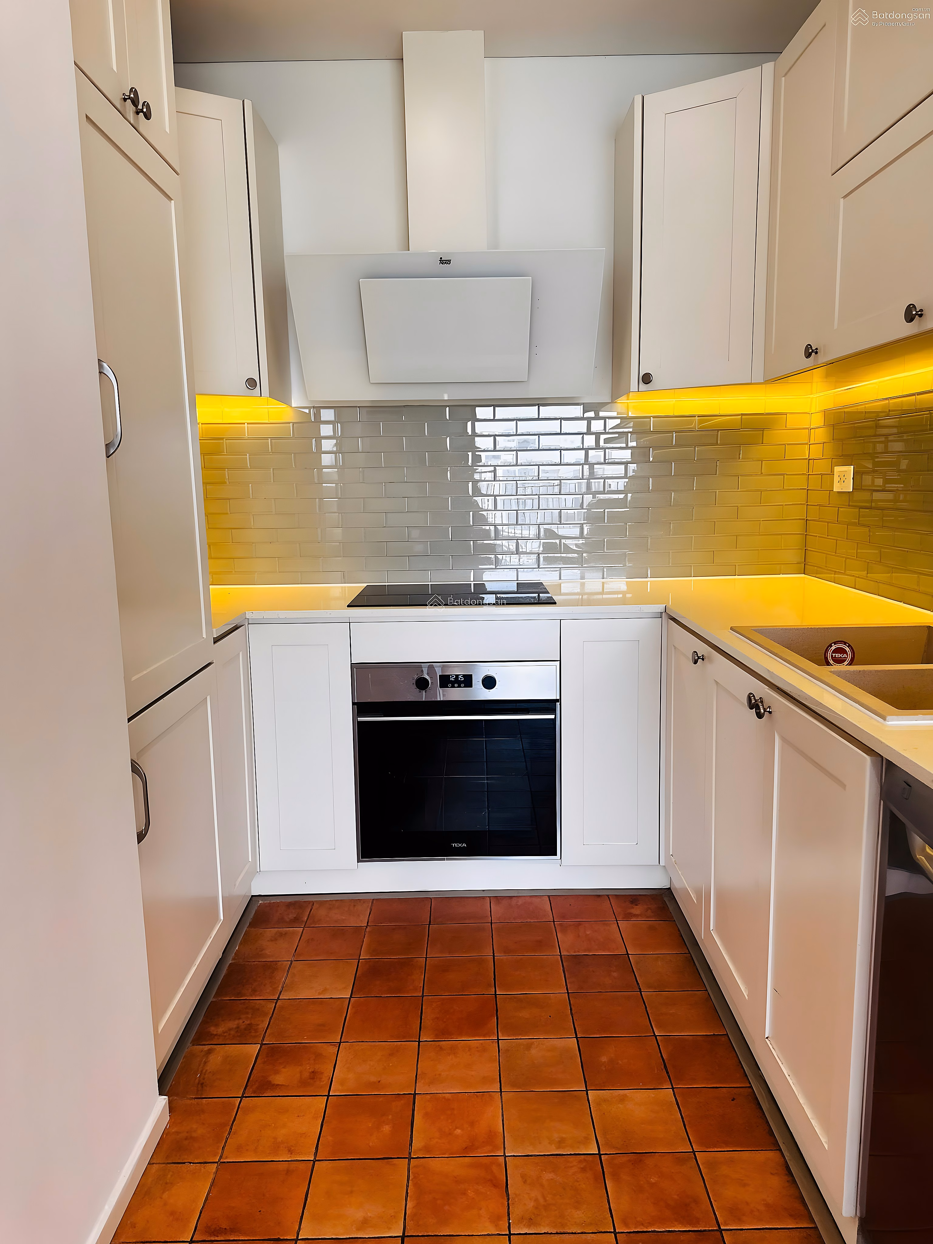 Tay Ho Riverview corner apartment 91.97m2 Panorama view of the Red River, ideal bookcase space