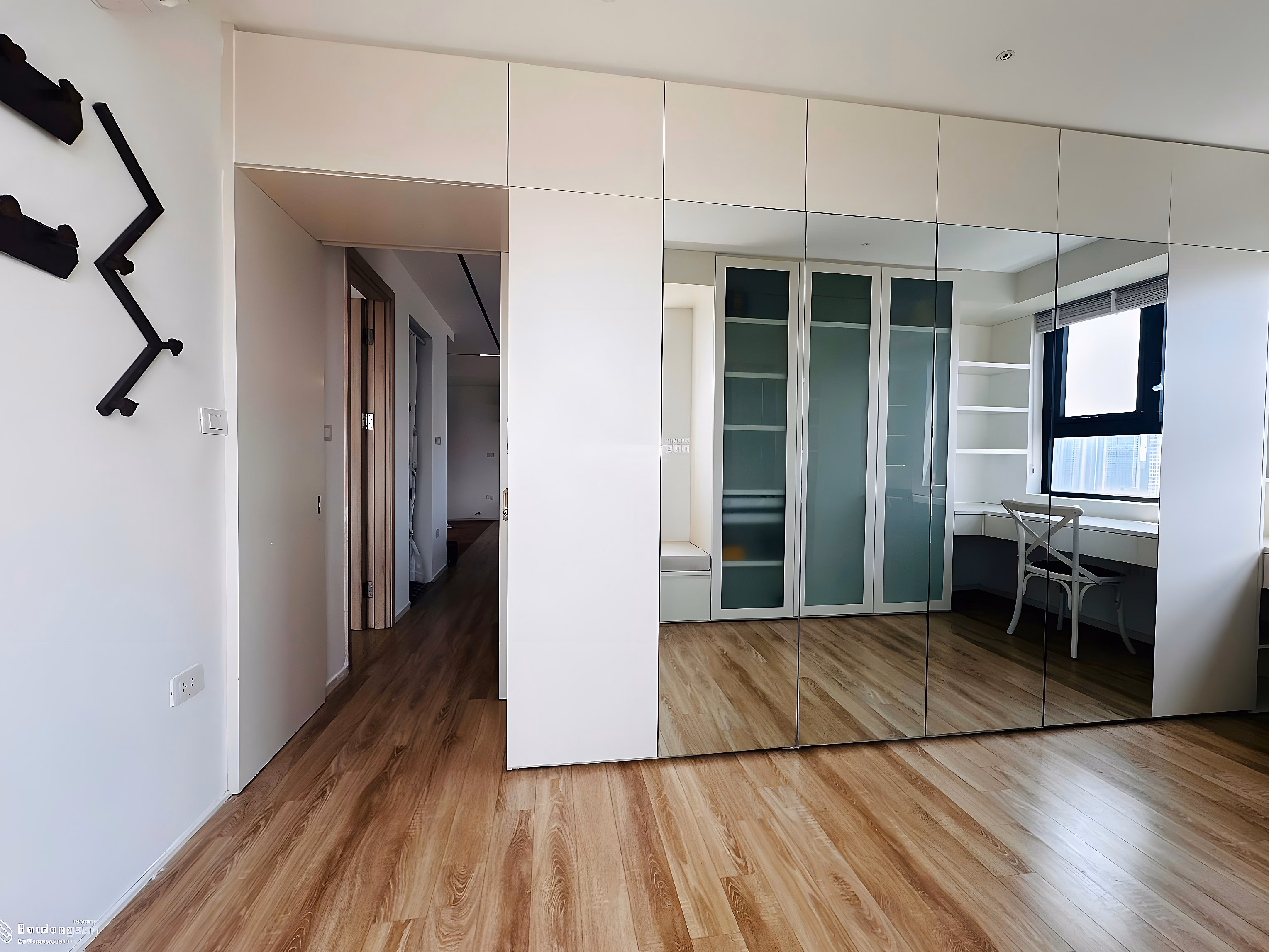 Tay Ho Riverview corner apartment 91.97m2 Panorama view of the Red River, ideal bookcase space