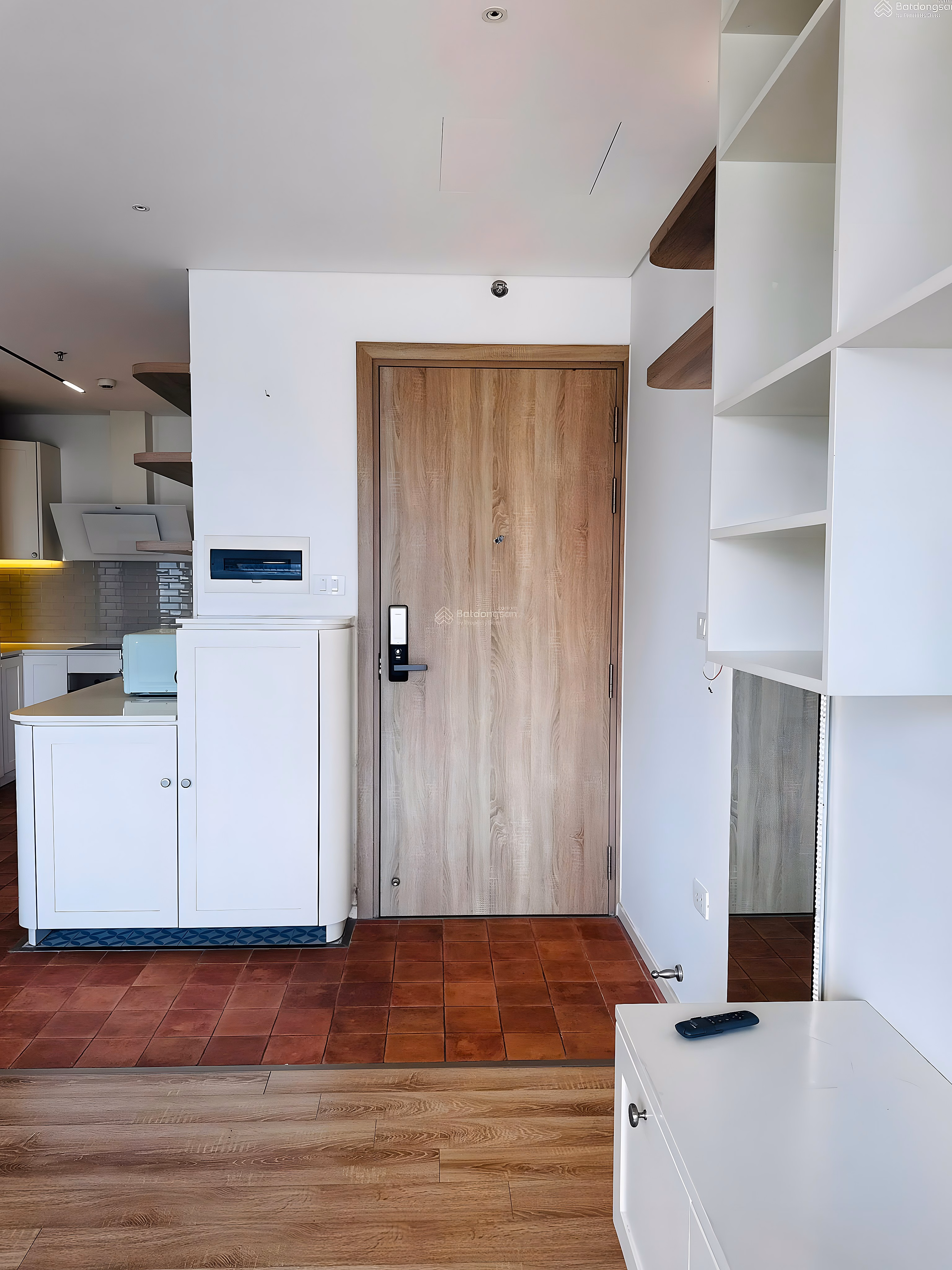 Tay Ho Riverview corner apartment 91.97m2 Panorama view of the Red River, ideal bookcase space