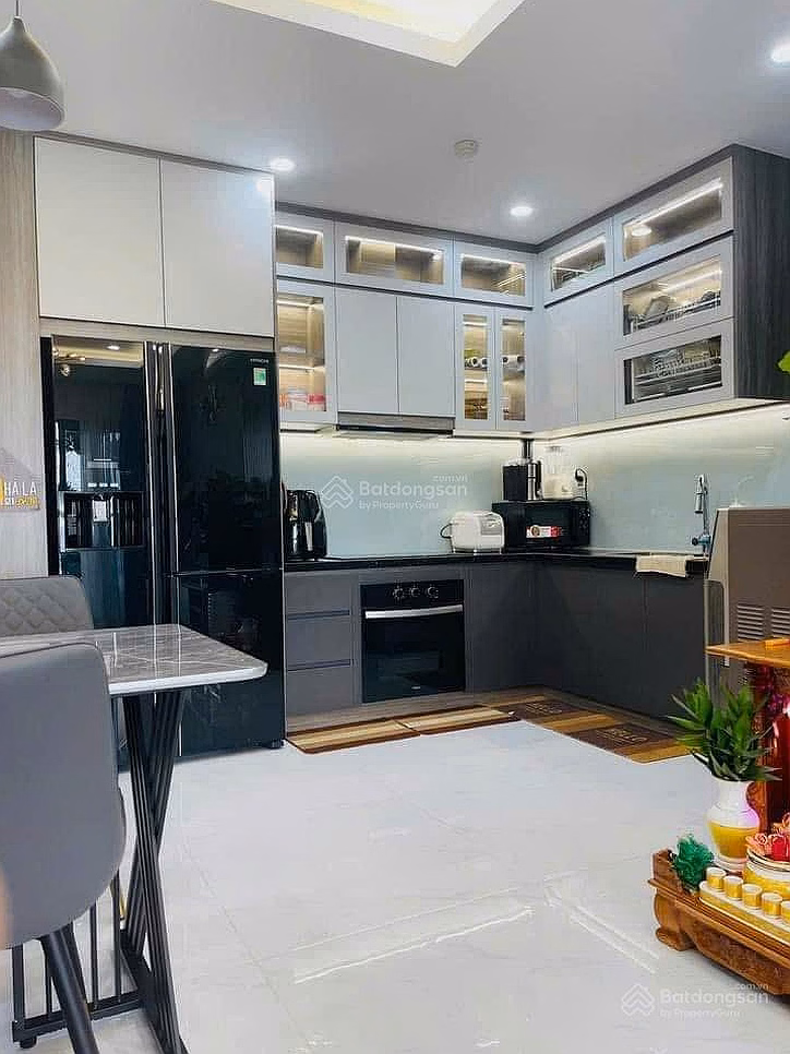 Owner just sent for sale 3 bedroom, 2 bathroom, 82m2 apartment at Res Green Tower, preferential price 5.2 billion VND