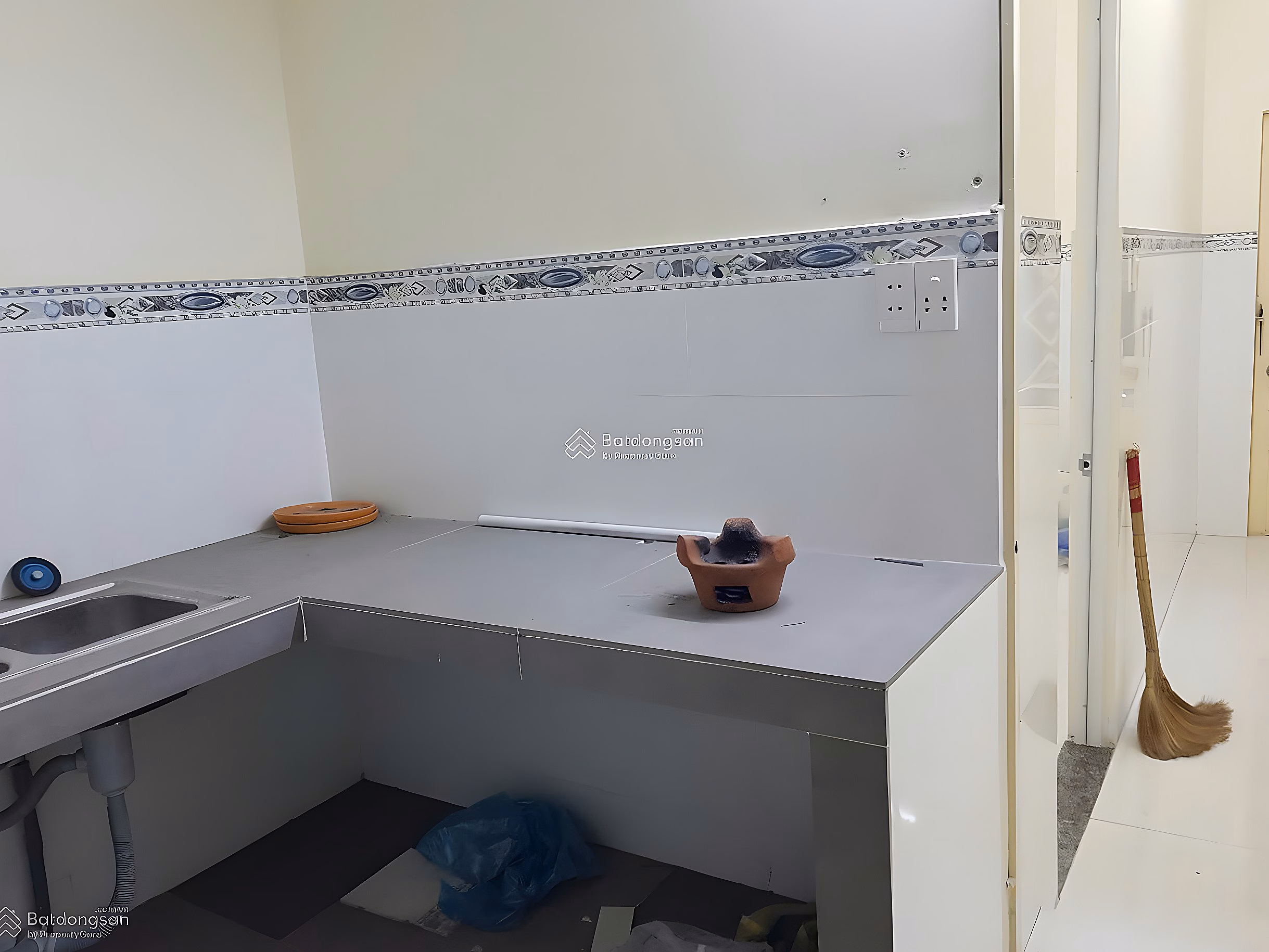 Urgent sale ground floor apartment 212B Nguyen Trai - Oc Dao area, center of District 1