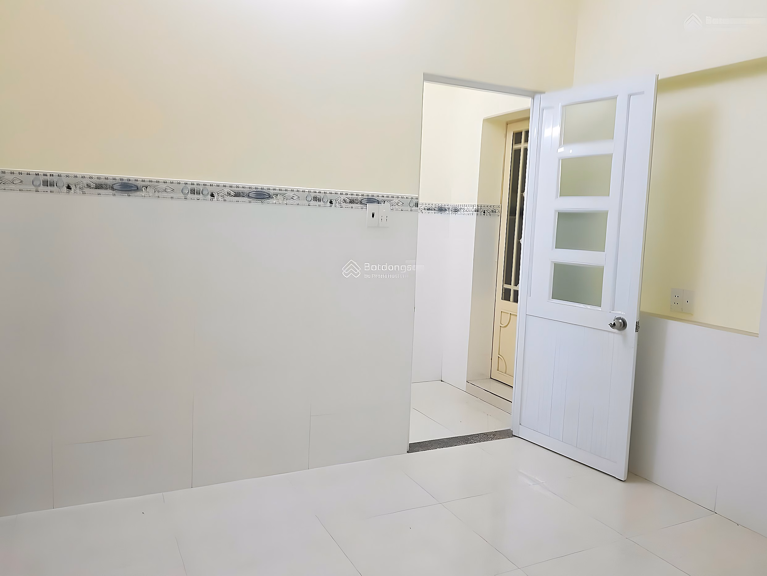 Urgent sale ground floor apartment 212B Nguyen Trai - Oc Dao area, center of District 1