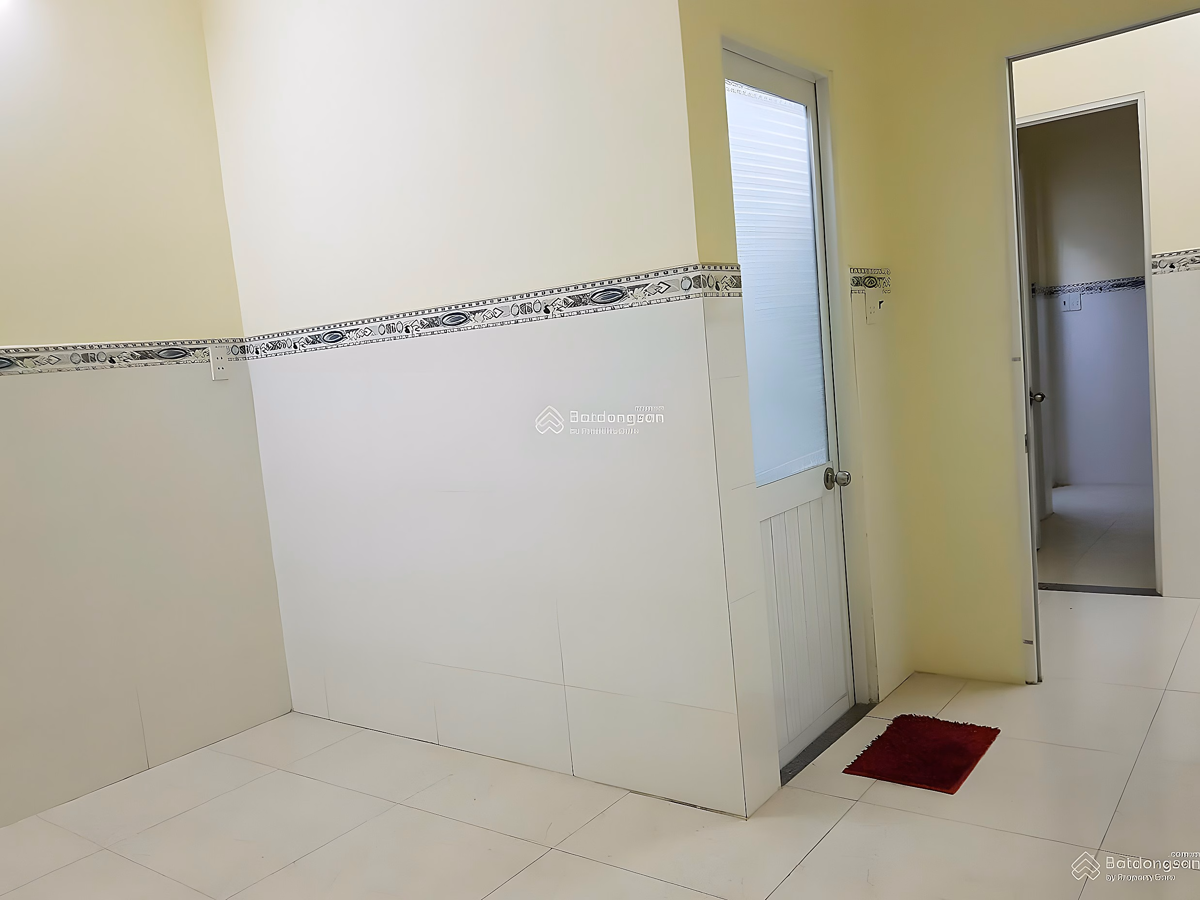 Urgent sale ground floor apartment 212B Nguyen Trai - Oc Dao area, center of District 1