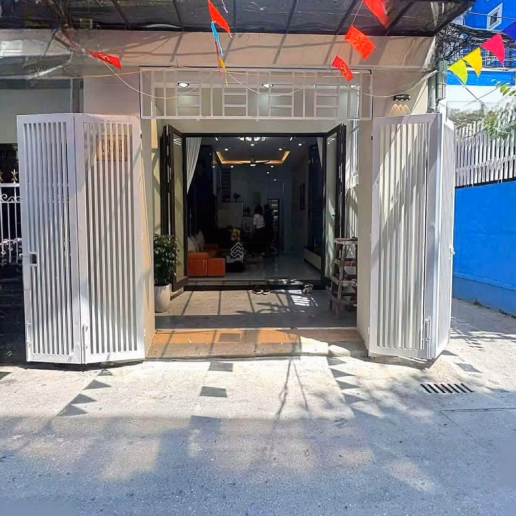 The owner needs to urgently sell a 2-storey house with 2 sides and a car, full furniture - Da Nang Center
