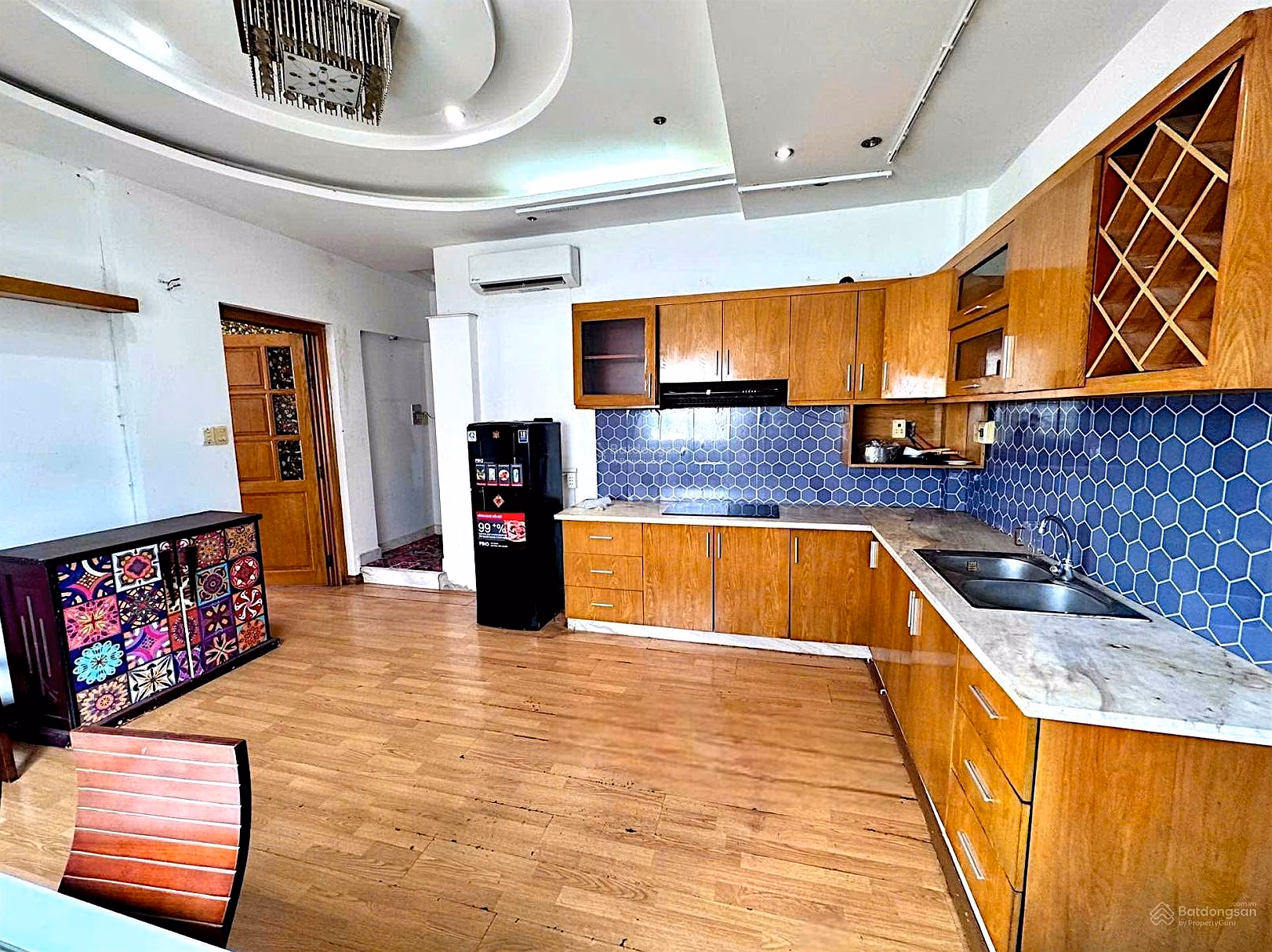 Vo Van Tan District 3, central frontage, 52m2, private book, good exploitation, only 2 billion 9