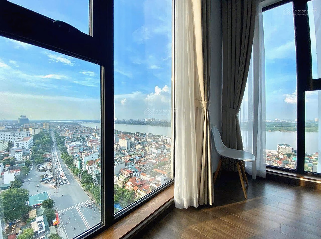 URGENT SALE OF 3-BR CORNER APARTMENT 126m2 MIDDLE FLOOR DIRECT VIEW OF THE RED RIVER AT T3 BUILDING SUN ANCORA APARTMENT
