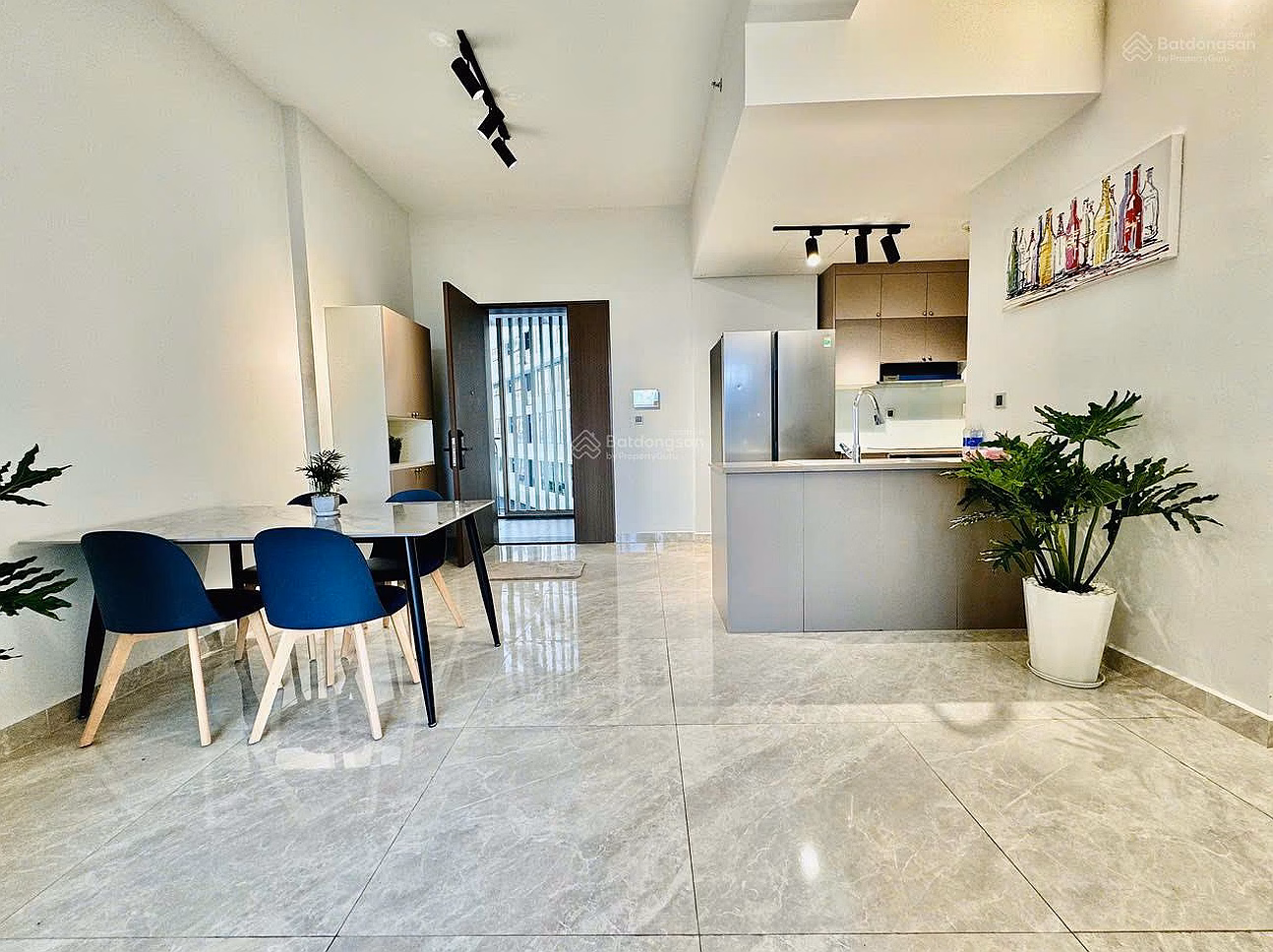 Midtown apartment for rent, 2 bedrooms, low floor, fully furnished, 2 balconies, basement car parking