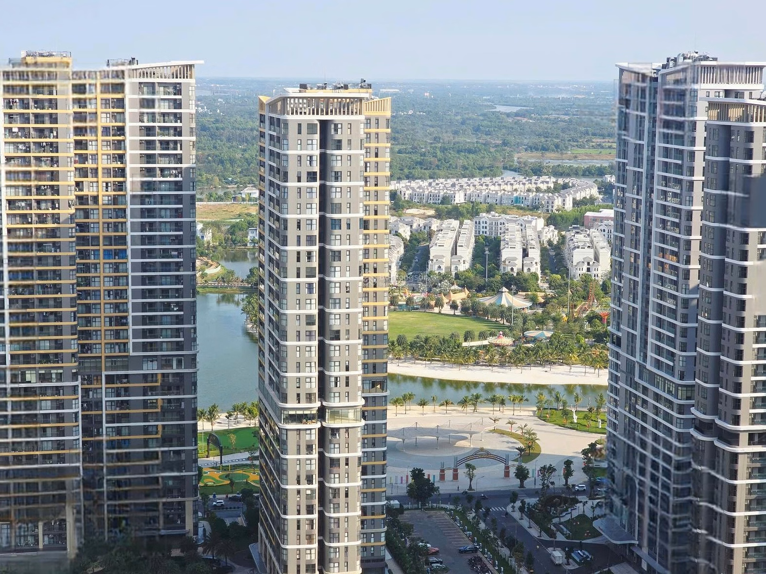 Quick sale of 2 bedroom apartment facing southeast, extremely beautiful view of 36ha park, square, Dong Nai river