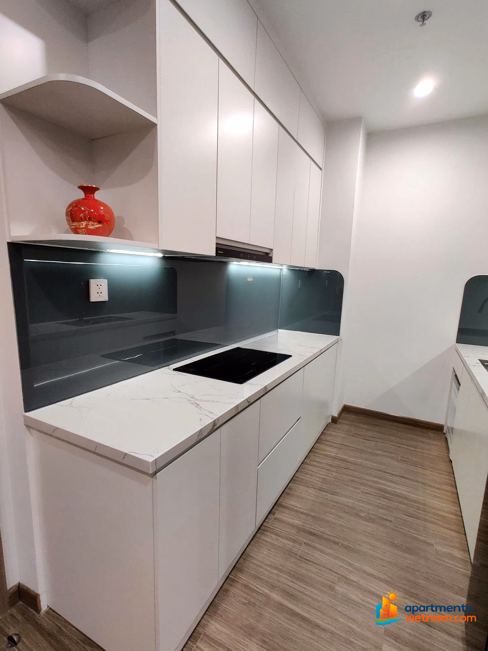 The owner is selling a 2-bedroom apartment with internal view of R101 Zenpark area, good price
