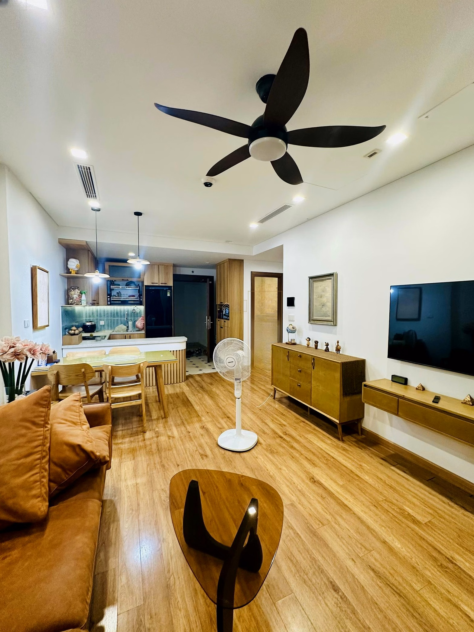 Good price, I rent a 2-bedroom apartment, 2 bathrooms, area 75m, airy house for 17 million at The Legend