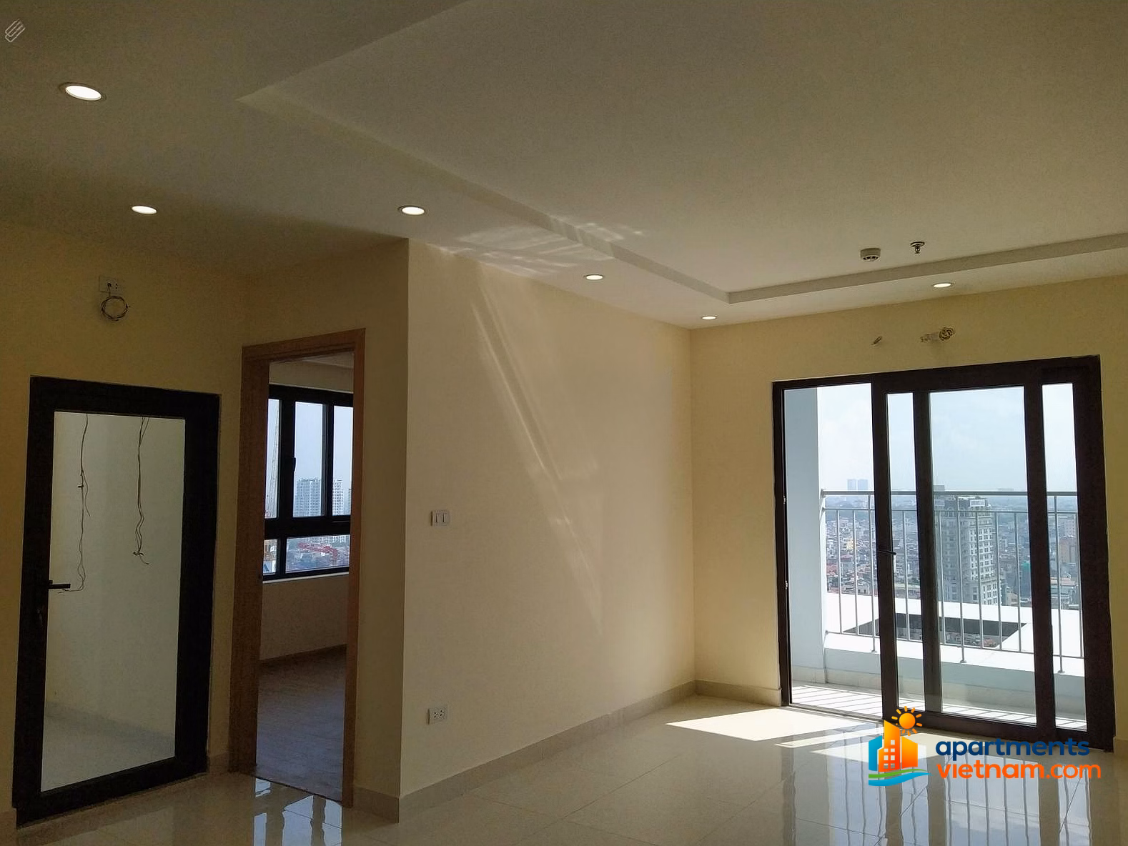 Corner apartment for rent with 3 bedrooms + 1 living room, fully furnished. Lieu Giai Street. View of West Lake
