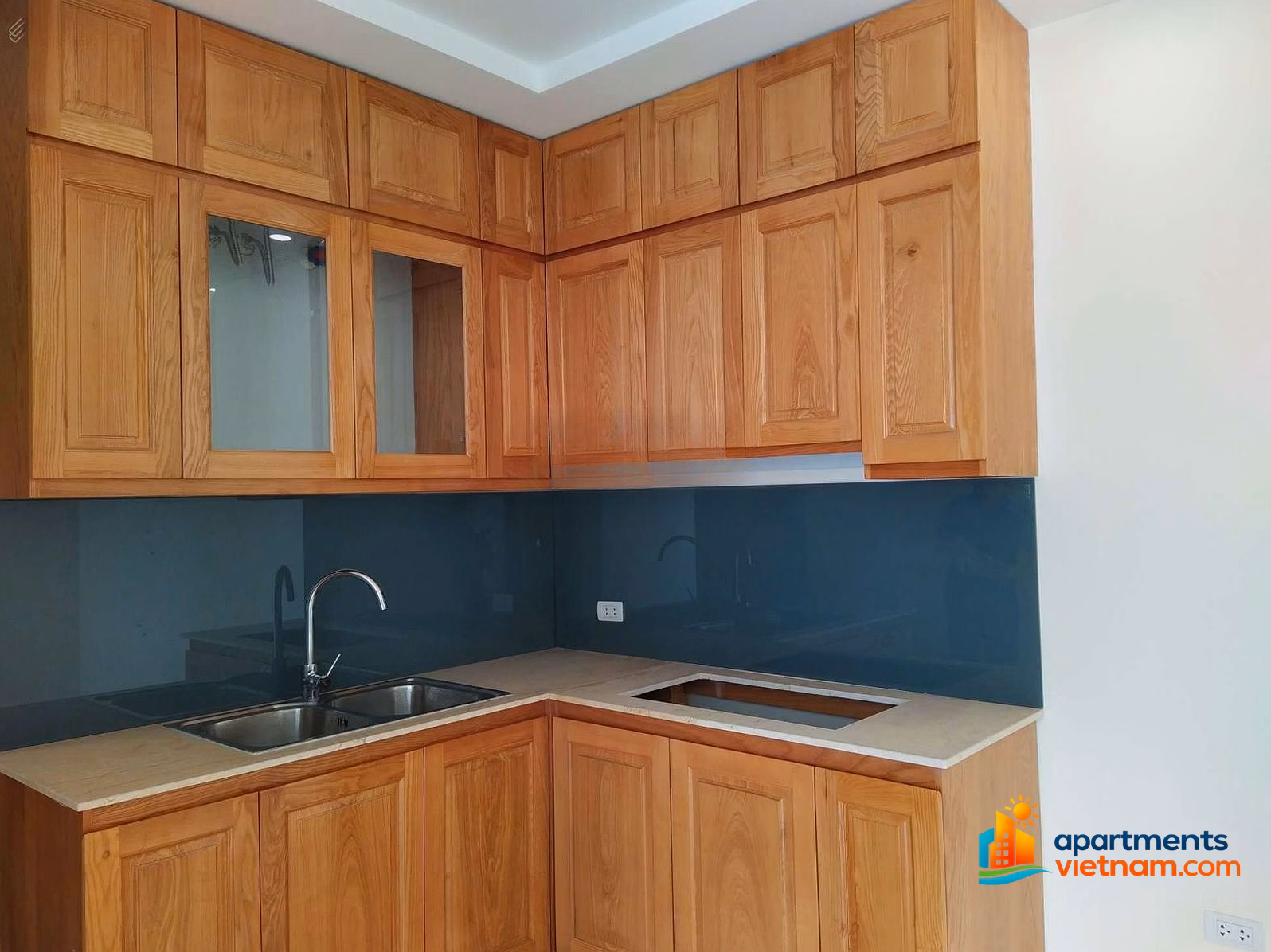 Corner apartment for rent with 3 bedrooms + 1 living room, fully furnished. Lieu Giai Street. View of West Lake